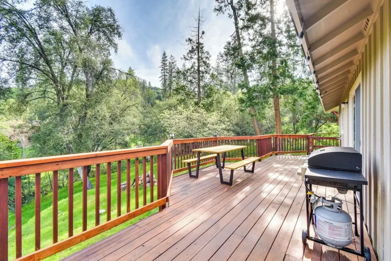 Sierra Serenity: Scenic Mtn Escape w/ Game Room