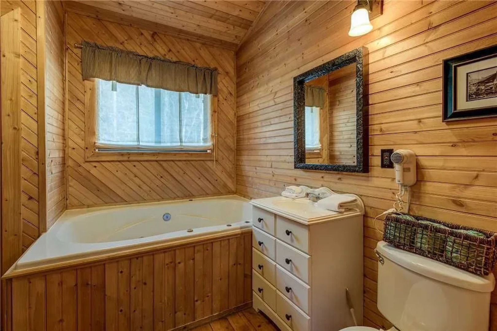Dreams and Streams 2 Bedroom Home with Hot Tub