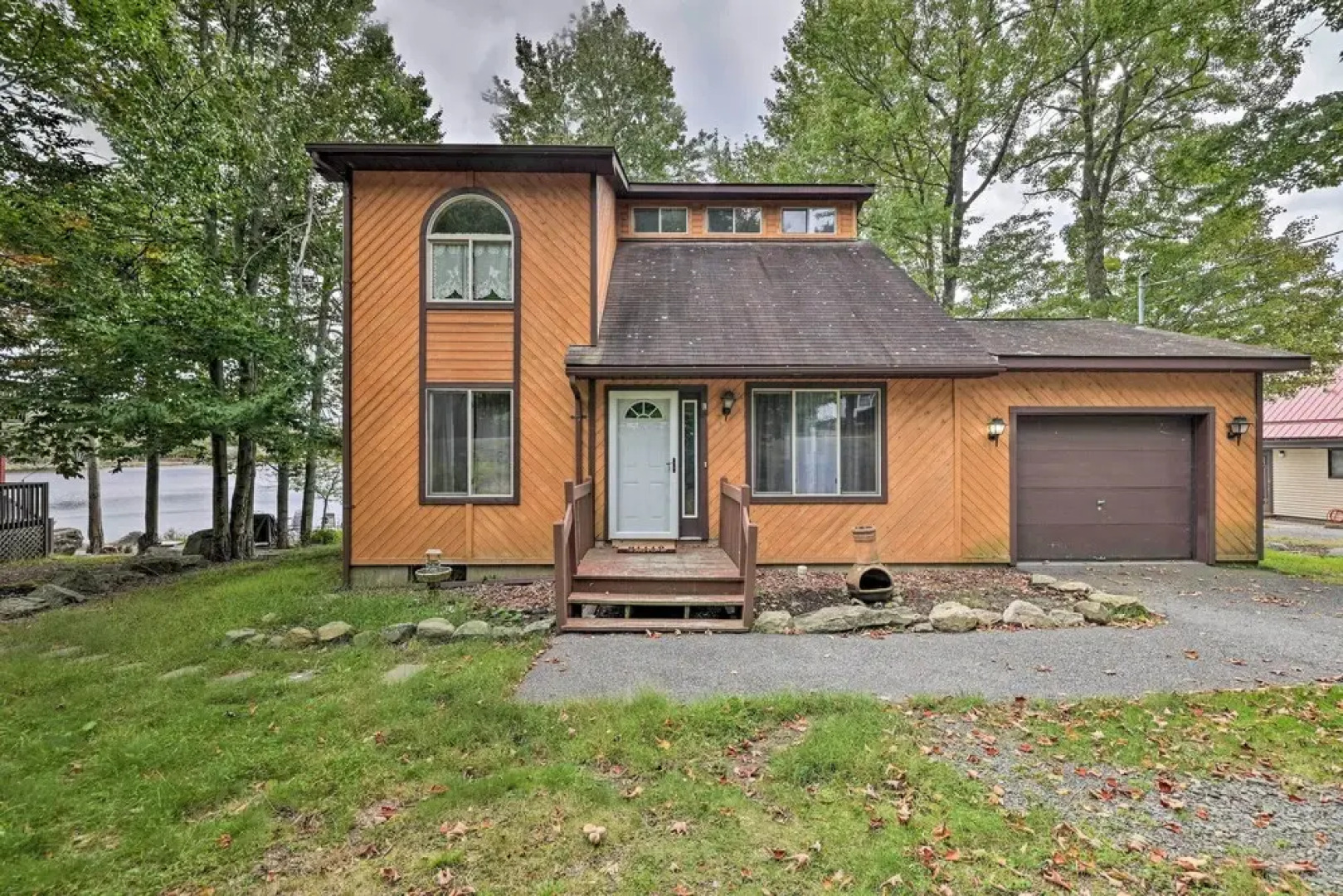 Game Room & Kayaks: Lakefront Poconos Home!