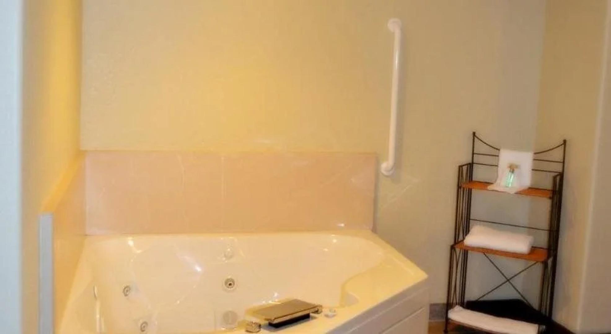 Fossil Creek Hotel And Suites