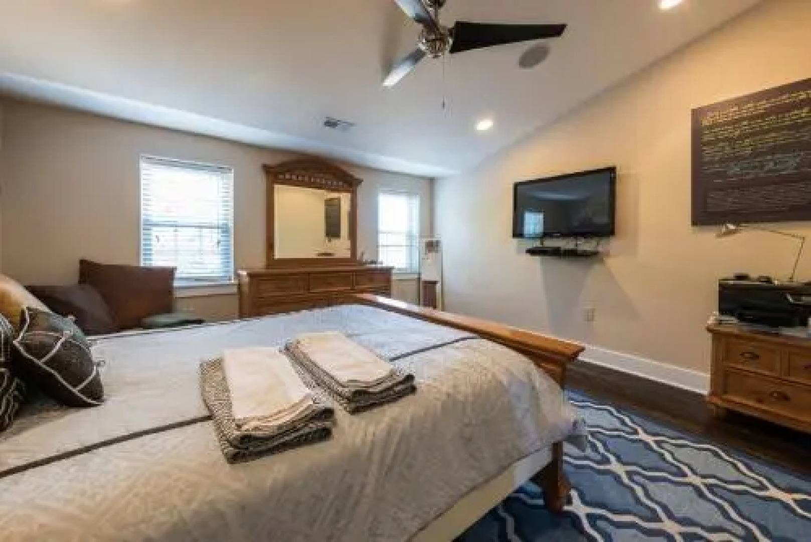 Gorgeous! Parking! Park Front!