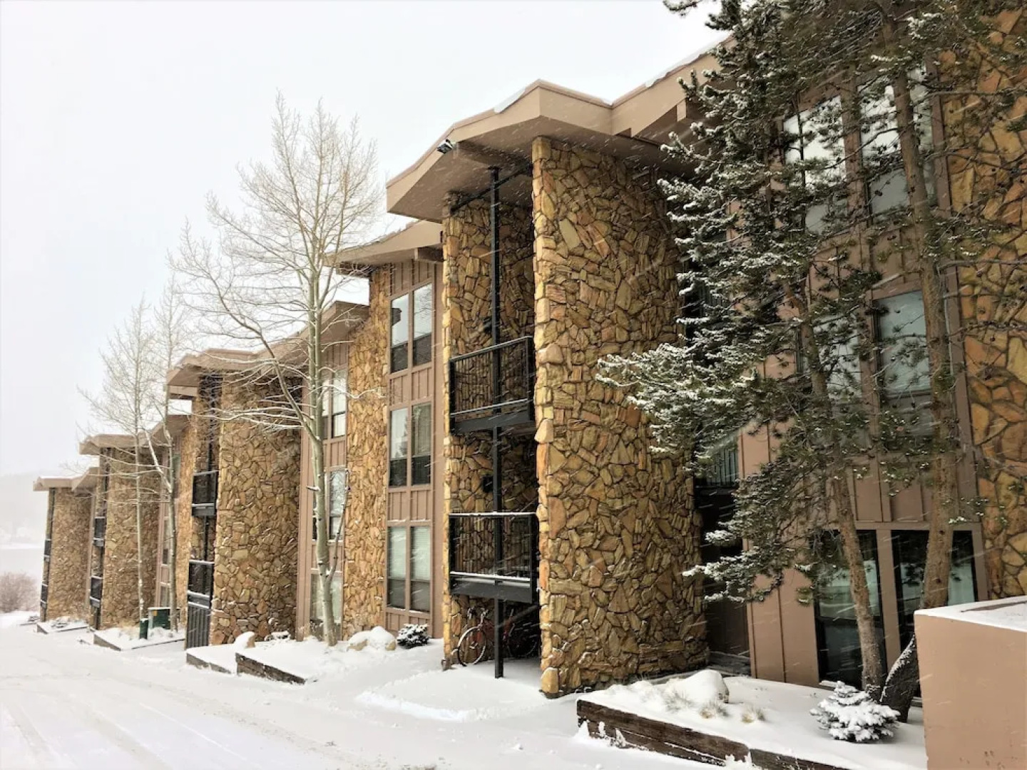 Lake Cliffe 2 Bed 2 Bath Views - 2 Br condo by RedAwning