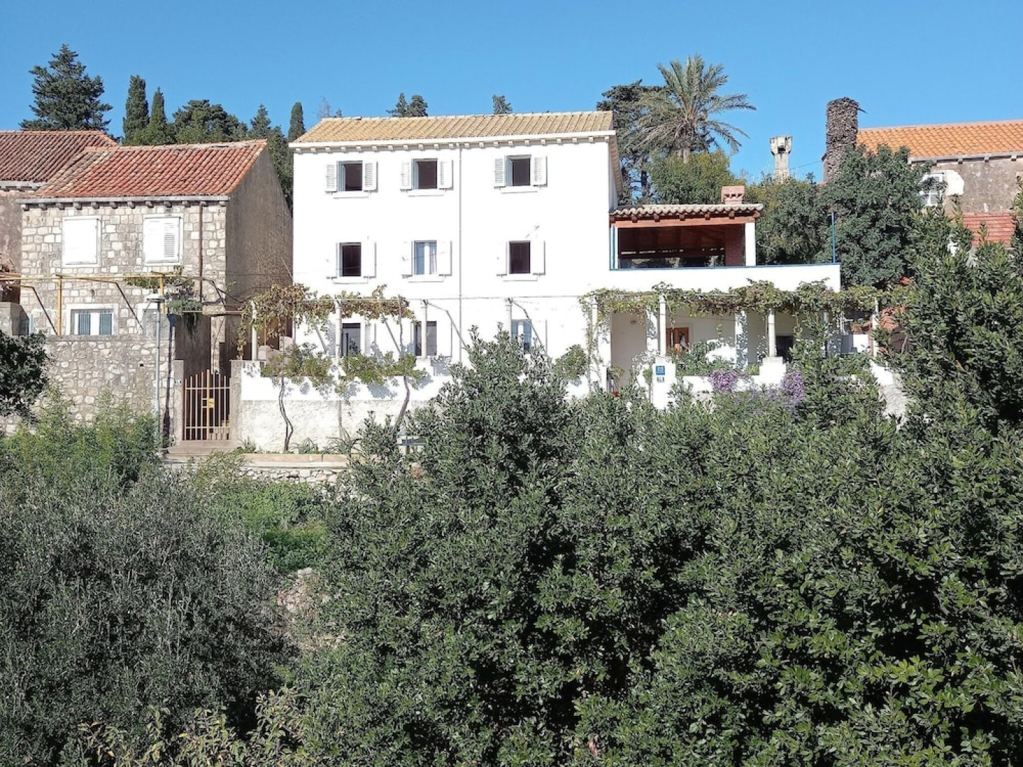 Charming Island Apartment & Garden, Near Sandy Beach and Restaurant, WiFi