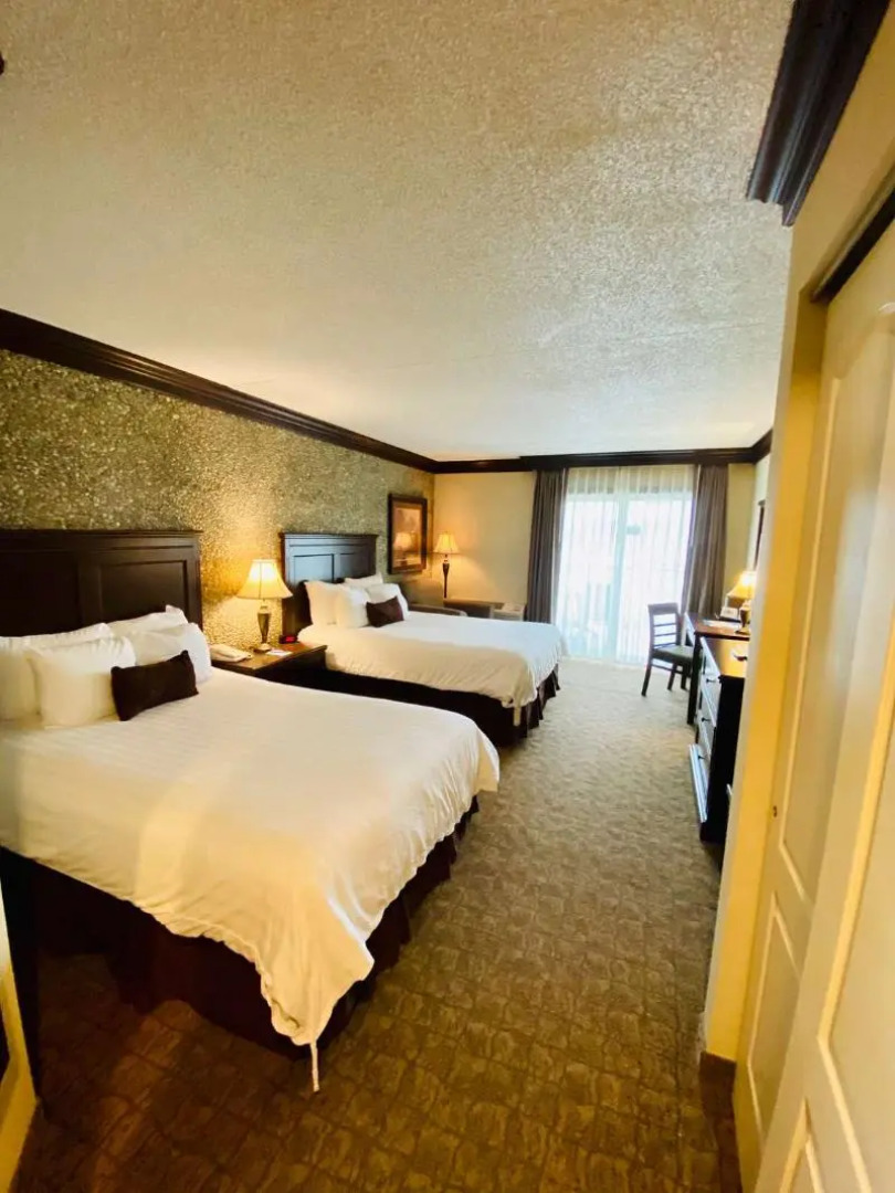 Fourwinds Lakeside Inn & Marina