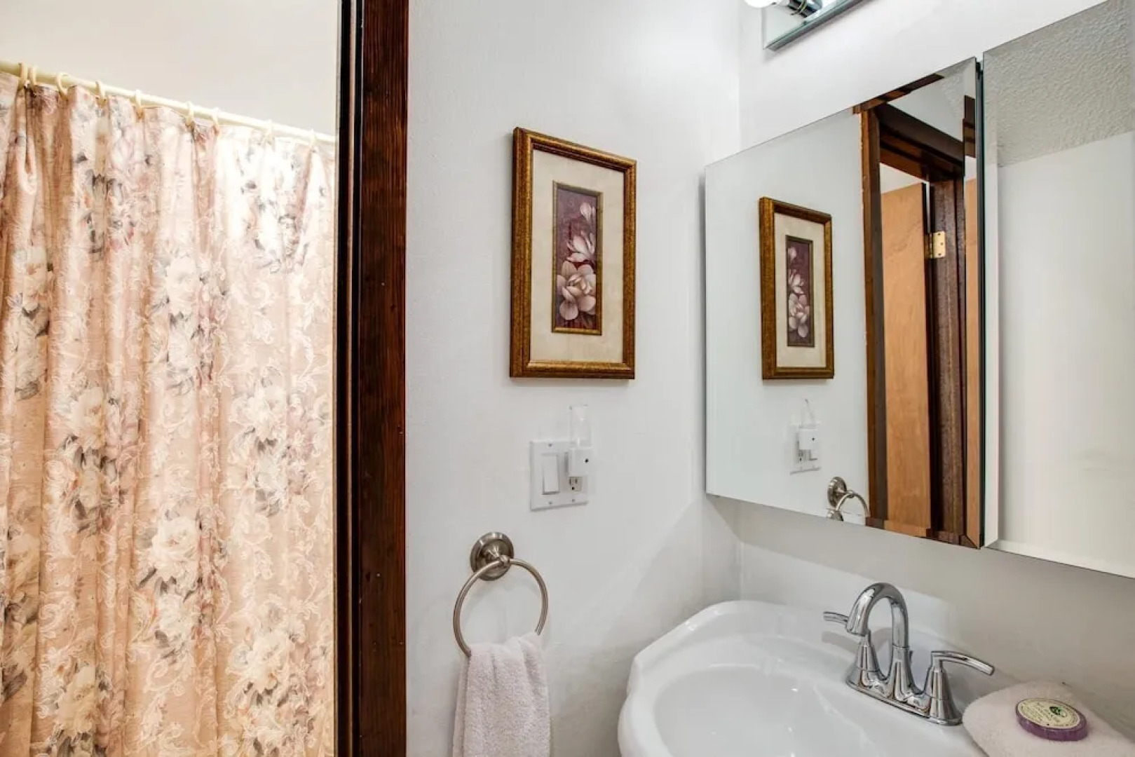 31sw - Fireplace - Wifi - Washer/dryer - Sleeps 4 2 Bedroom Home by RedAwning