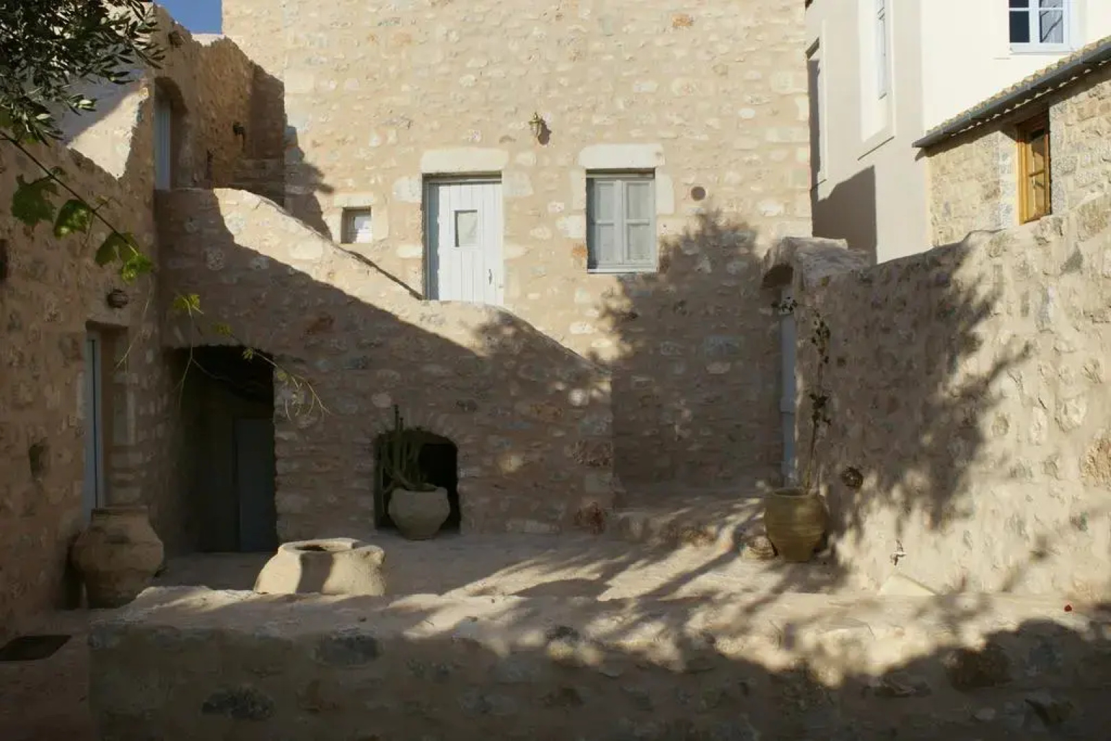 To Karavi Guesthouse