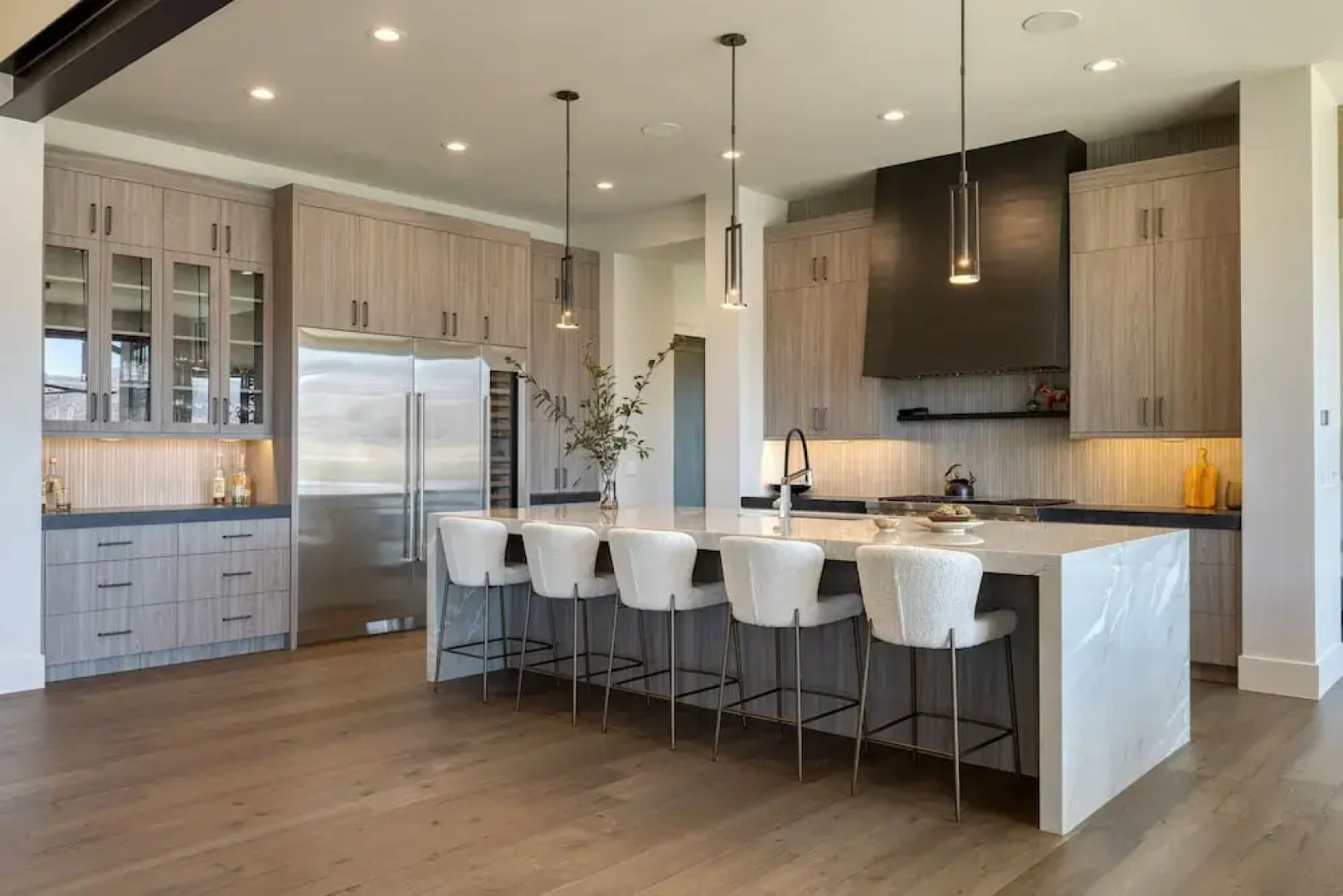 Reflection by Avantstay Sleeps 18 Lake Views Hot Tub Game Room