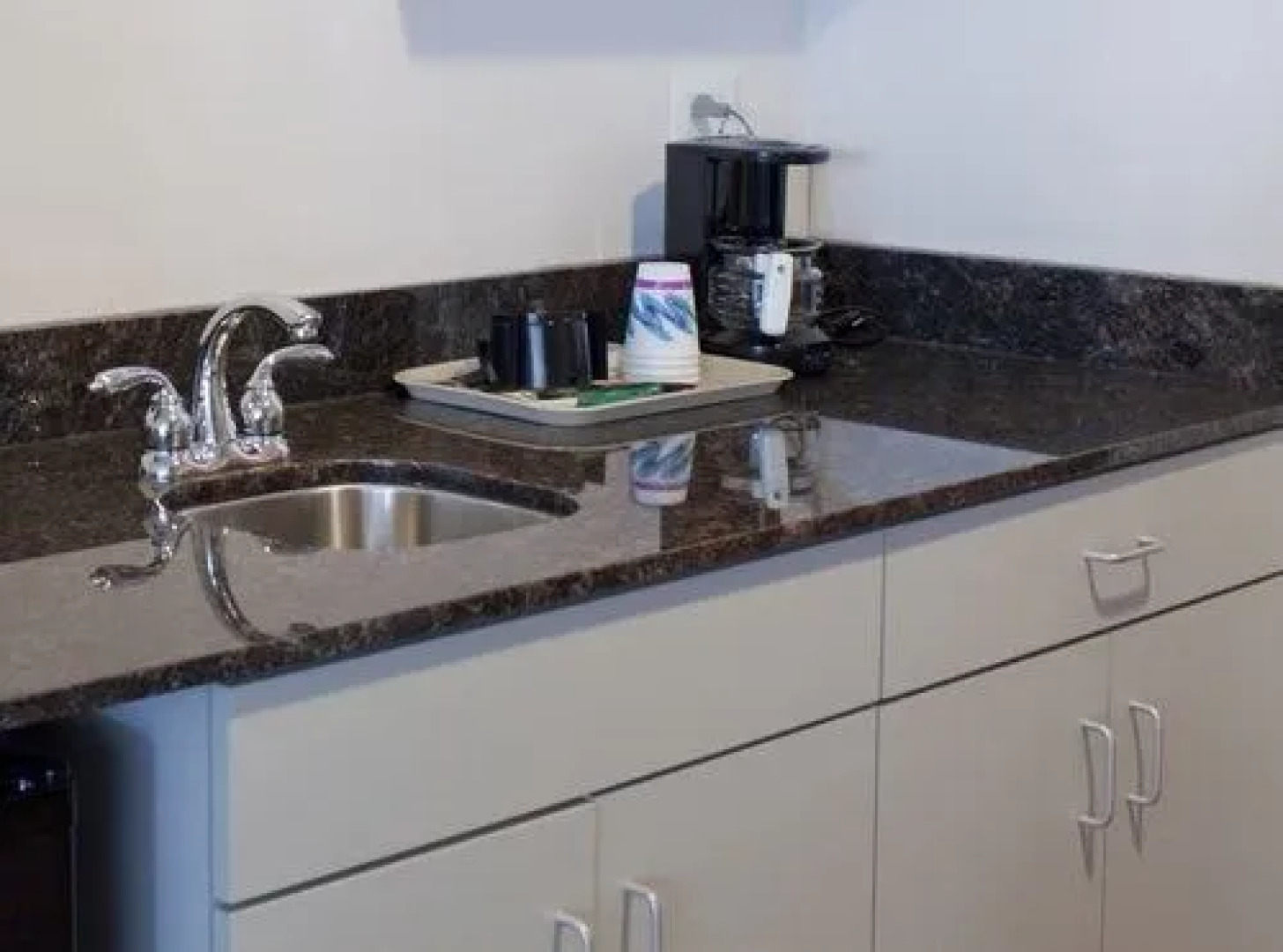 Express Suites Riverport Inn & Suites