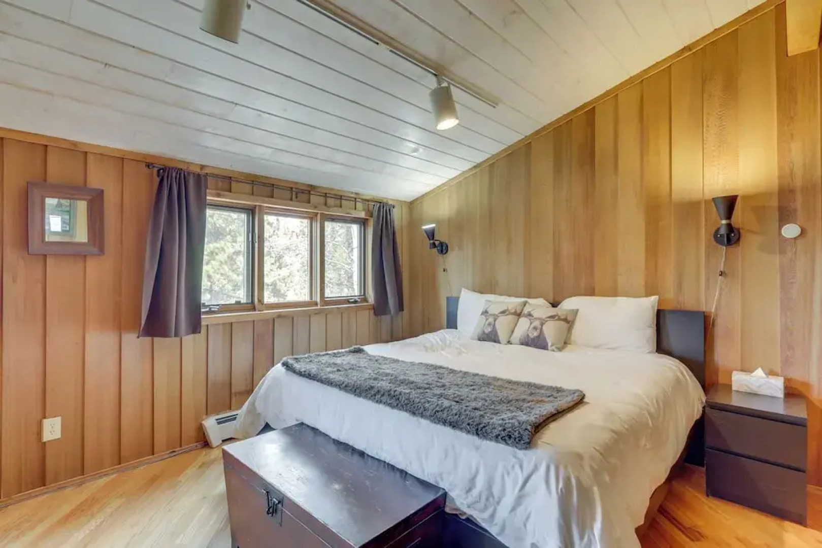 Panoramic Mountain-view Retreat w/ Hot Tub + Deck!