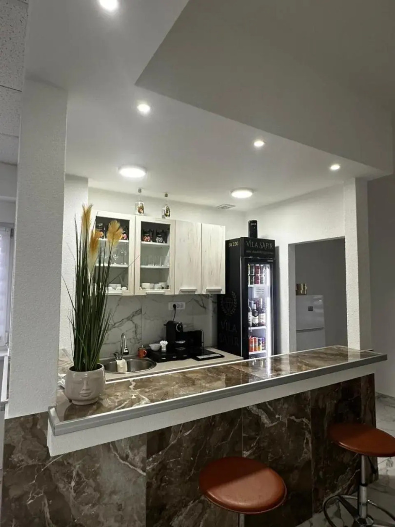 Plavi restoran, Loznica