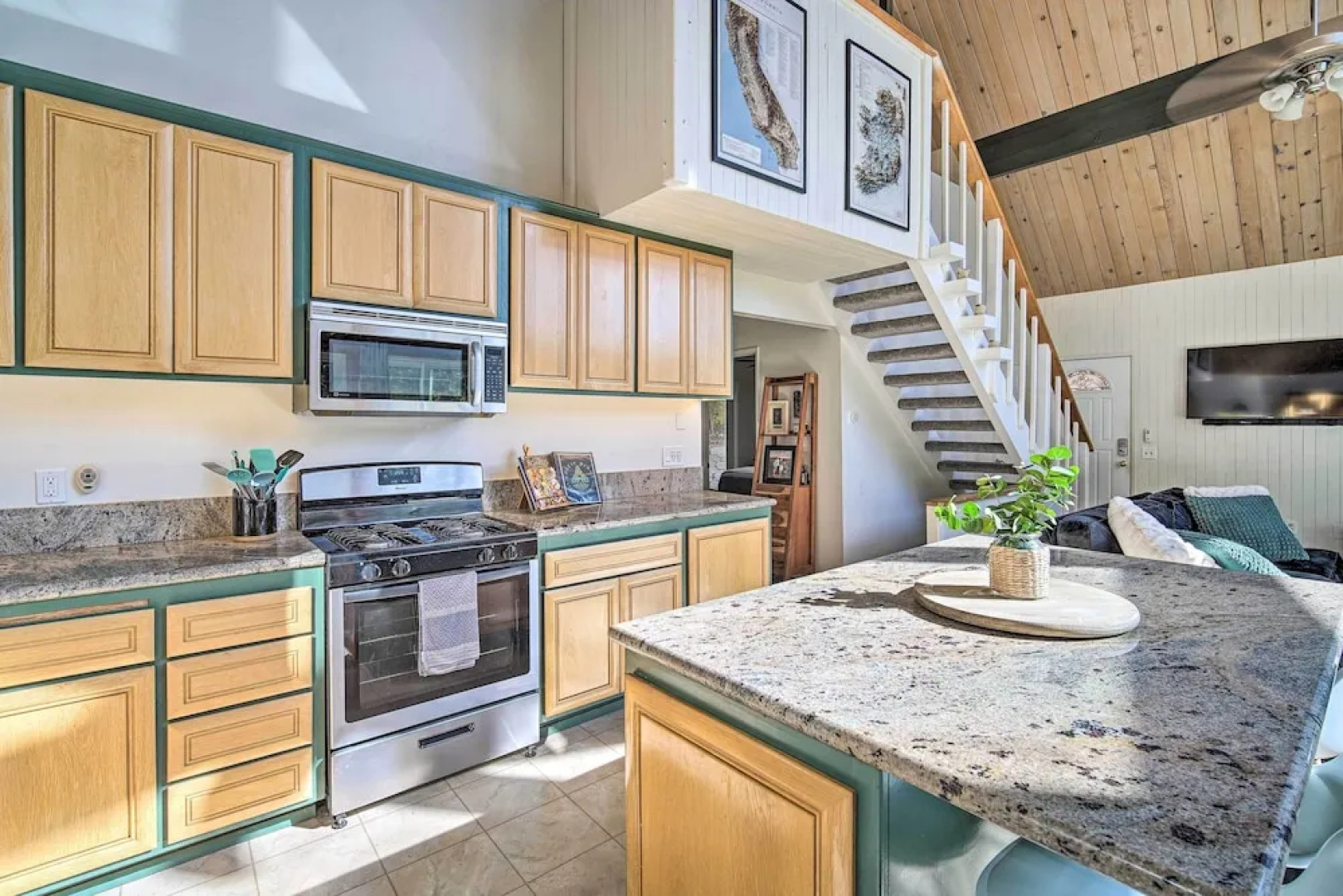 Lake Arrowhead Cabin w/ Game Room + Hot Tub!