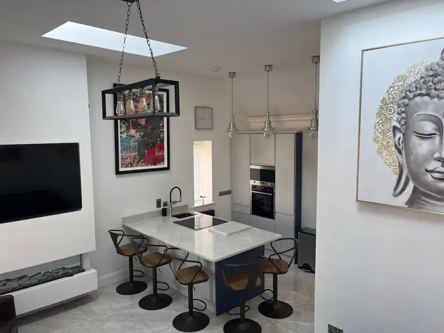 3 Bedrooms - 6 Guests - Fireplace - Near Beach