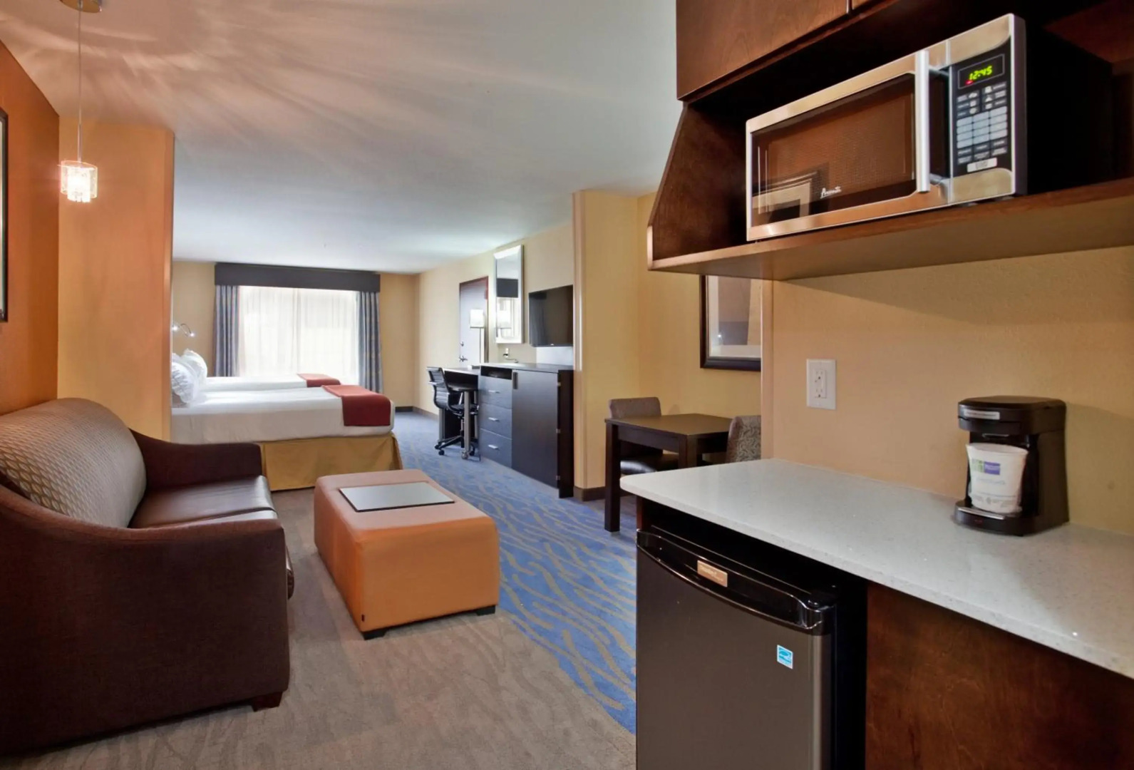 Holiday Inn Express & Suites St Louis Airport by IHG