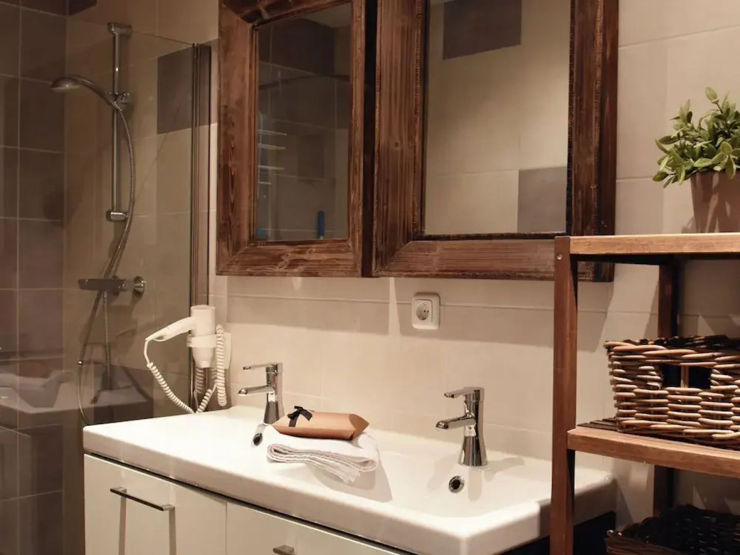 Modern Suites Near Beach