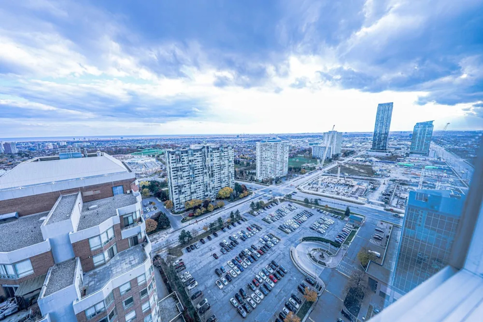 Lake View Luxury Condo by Elite Suites