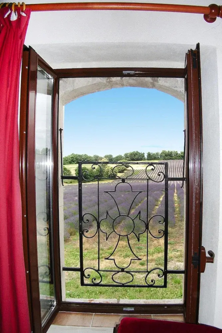 Private Garden House in Redortiers