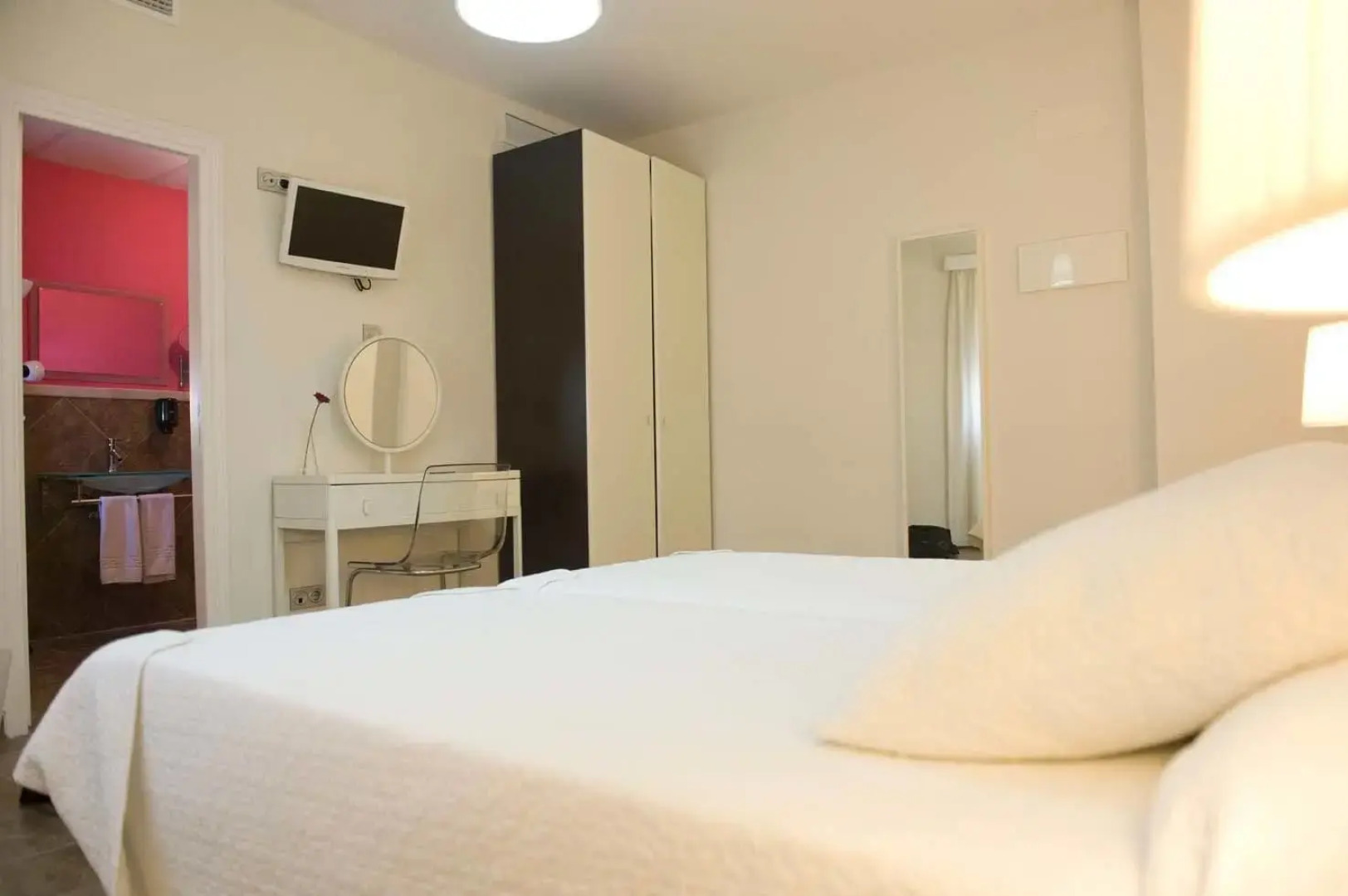 Hospederia Almundo by Alexandra Realty