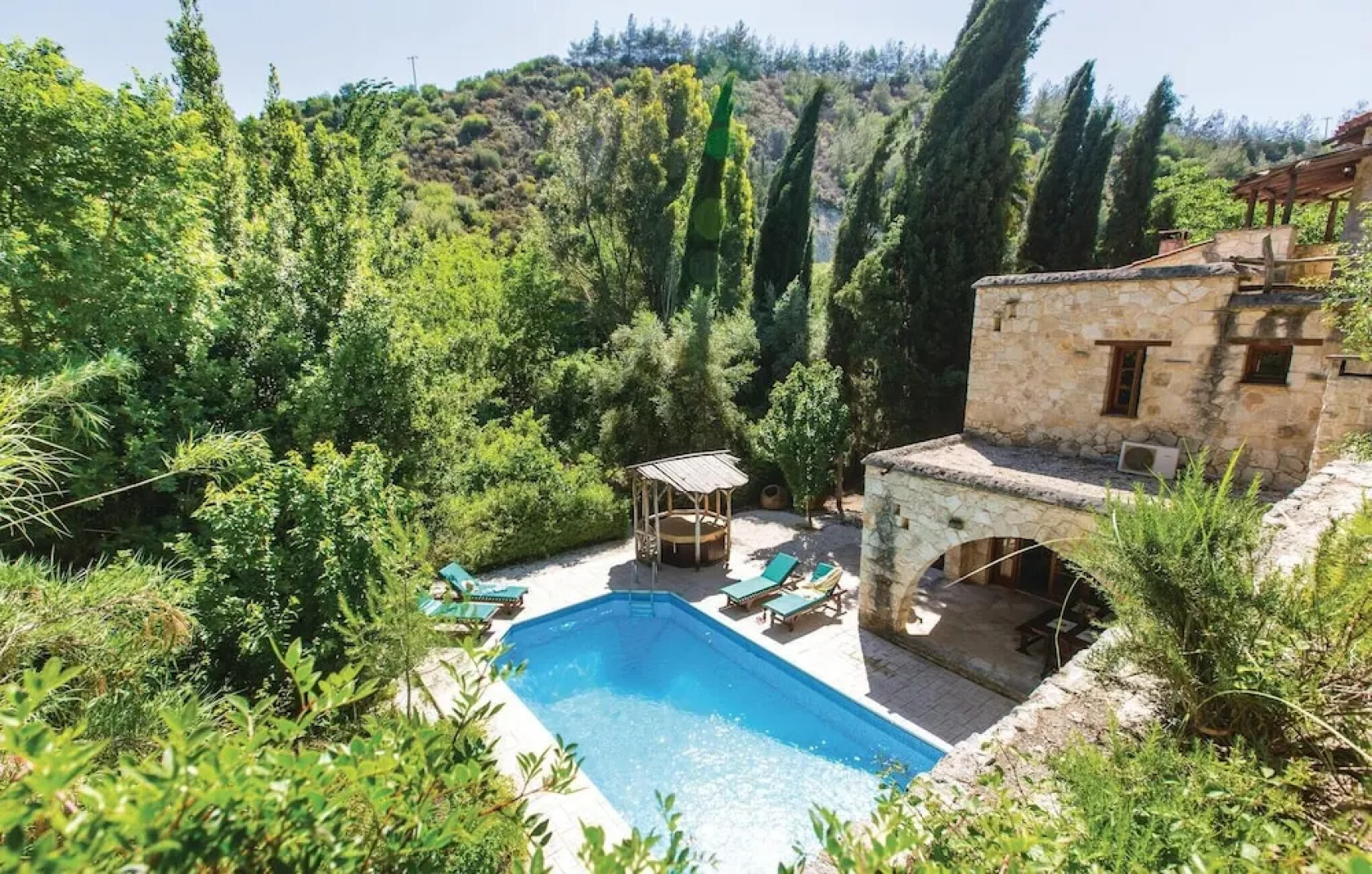 Beautiful Home in Miliou Paphos with Hot Tub, Sauna & 3 Bedrooms