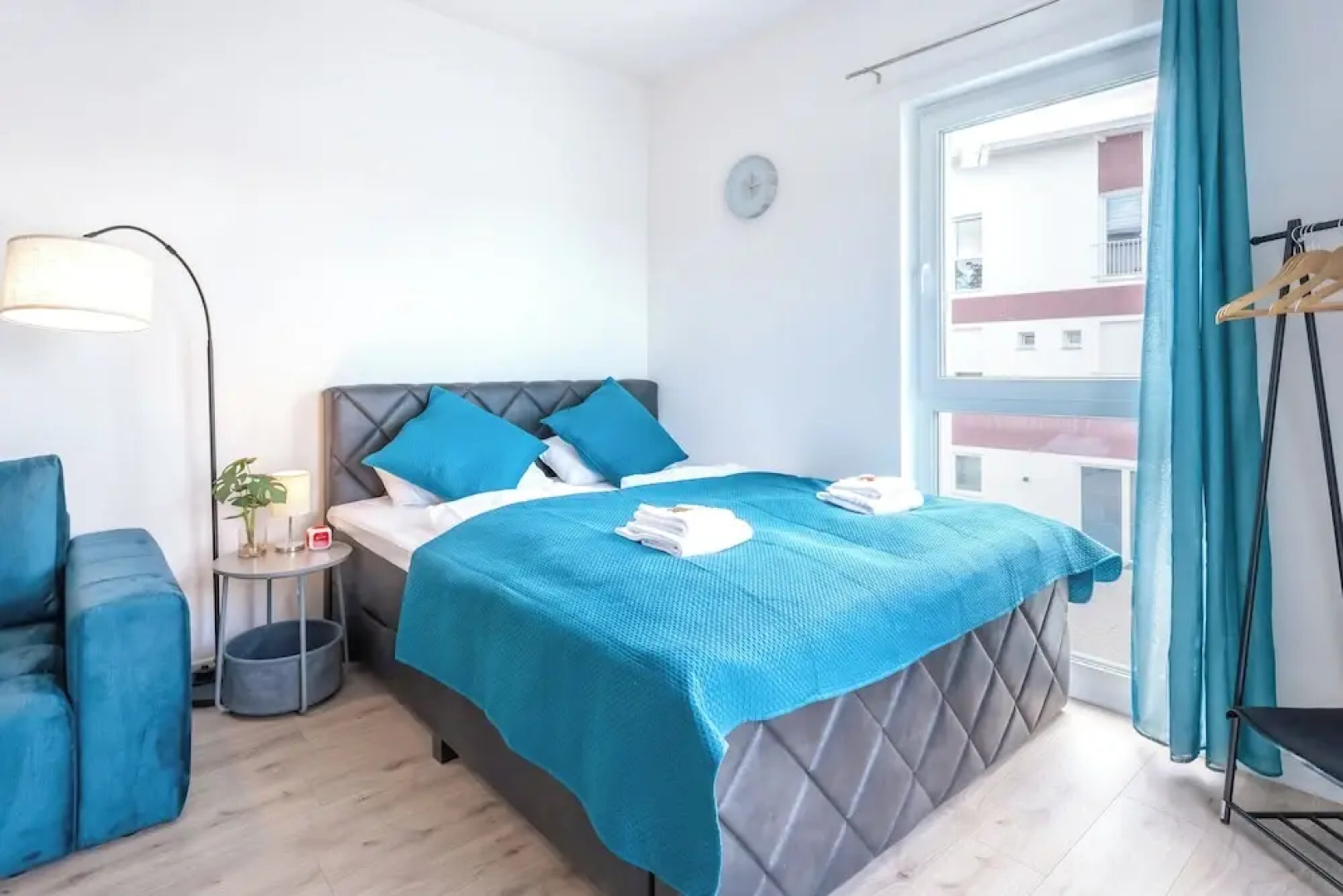 Lit Living-Luxury-Box Spring - Parking