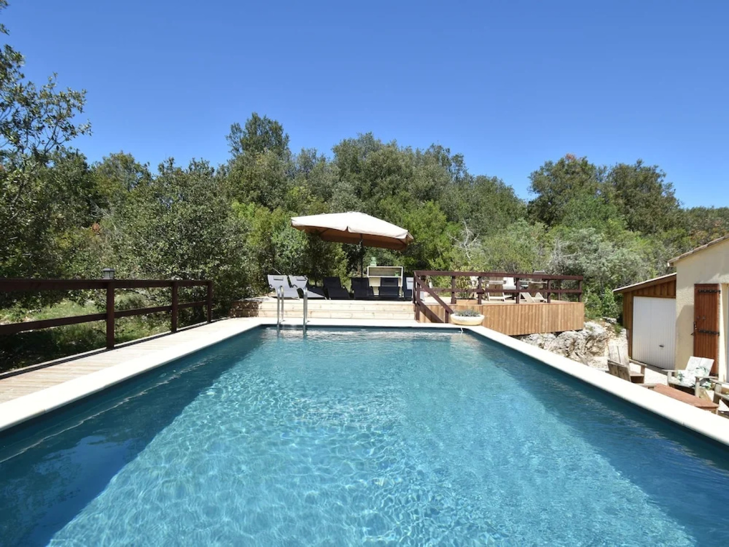 Quaint Villa in Saint-Andre-de-Roquepertuis with Pool
