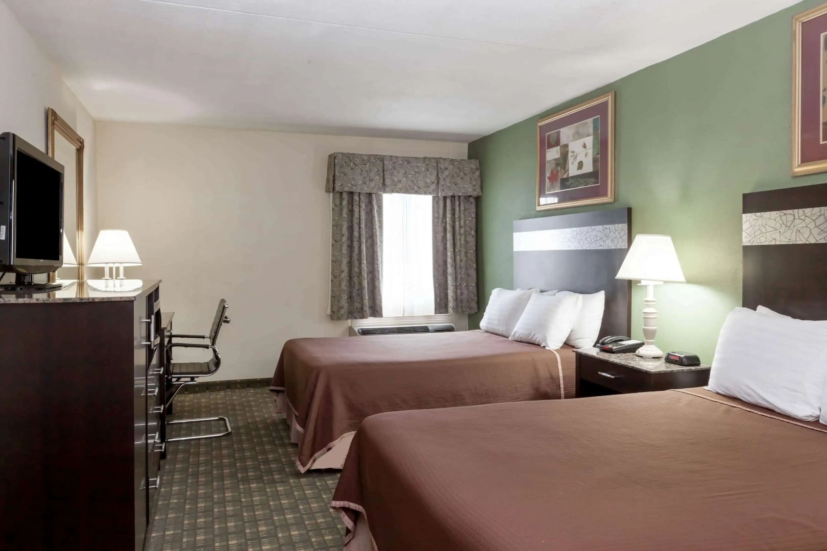 Howard Johnson Hotel by Wyndham Newark Airport