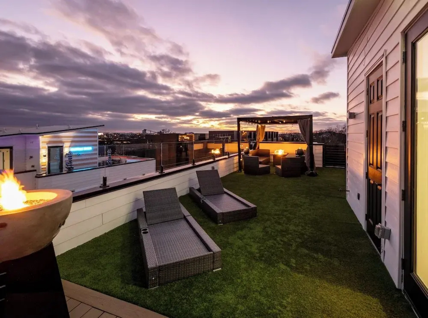 Large Groups - Rooftop Pools - Sleeps 24