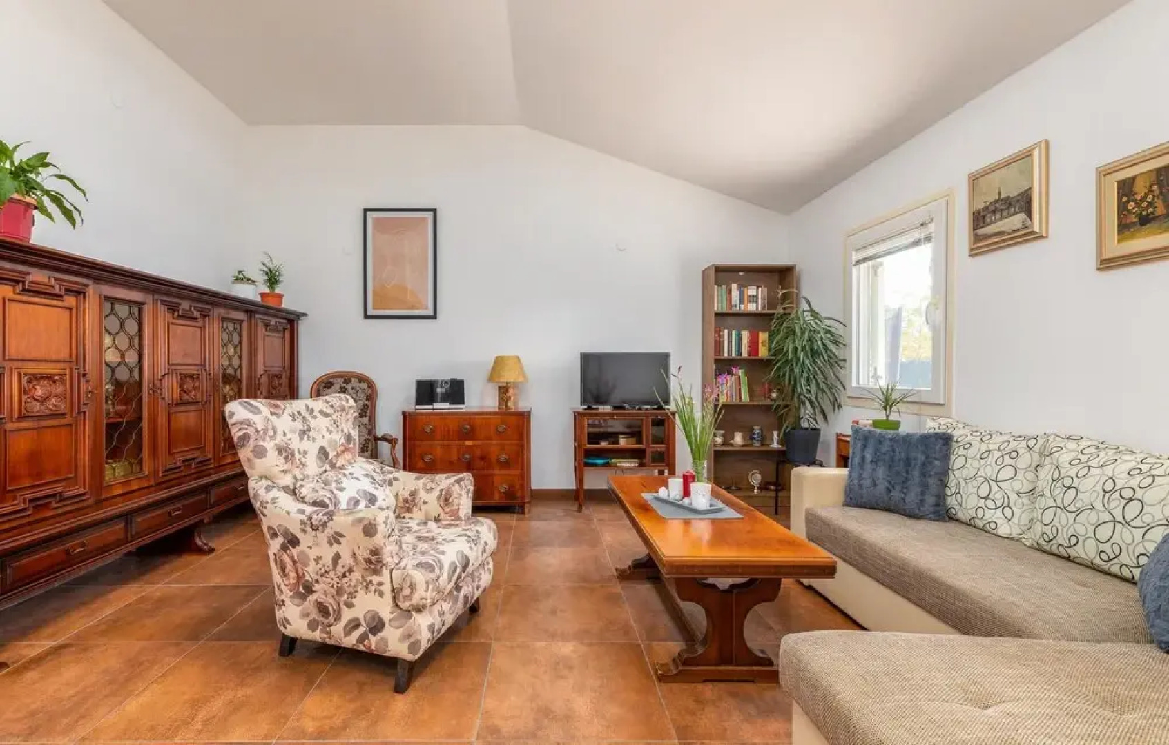 Nice Home in Valbandon with Hot Tub, WiFi & 2 Bedrooms