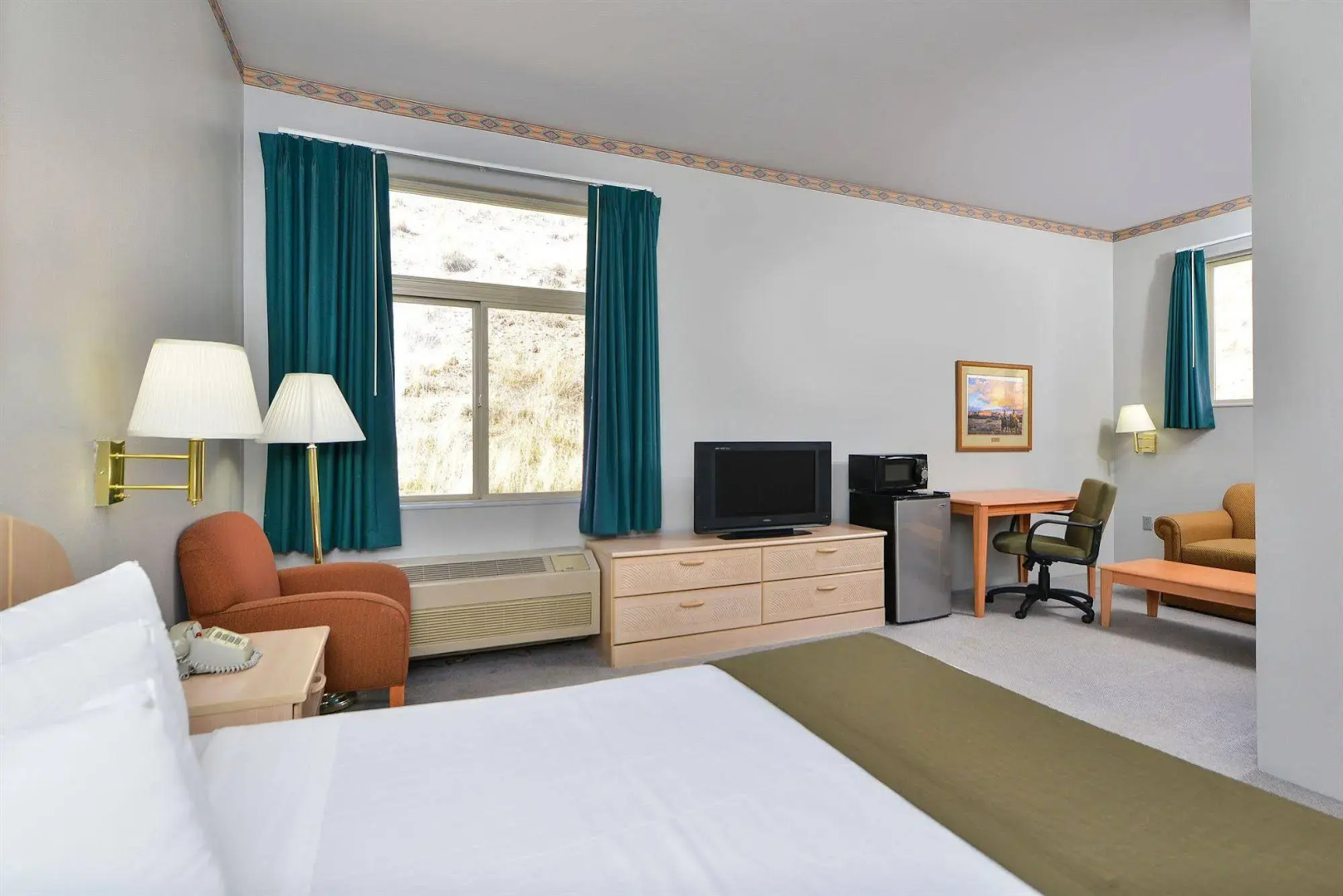 Econo Lodge Inn & Suites