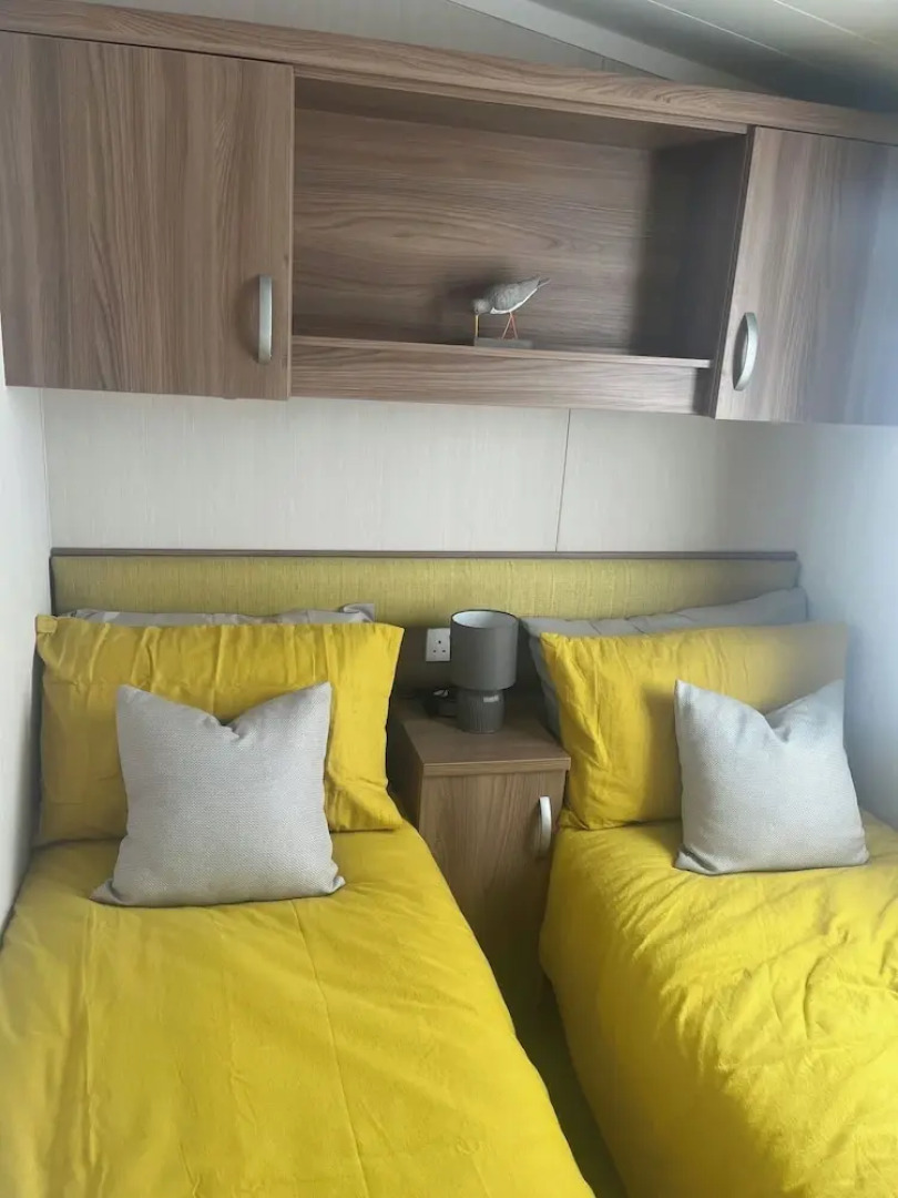 2-bed Cabin, Sleeps 4 in Cayton Bay