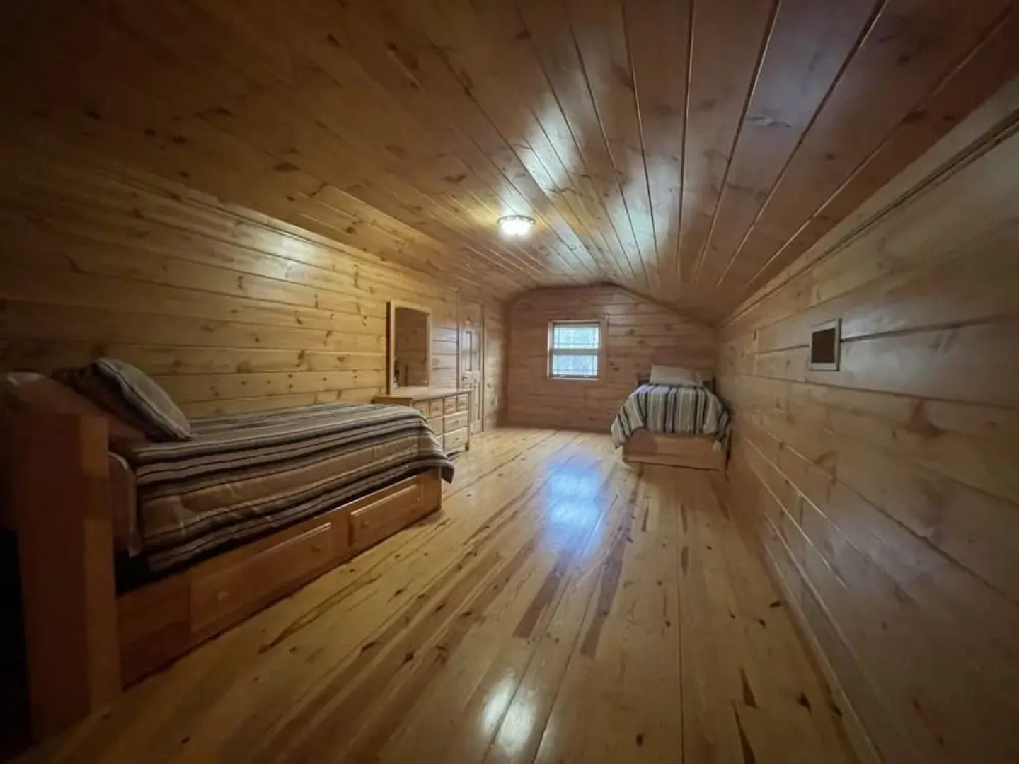 Deluxe log cabin! Pet and motorcycle friendly - enjoy nature with family and friends! 3 Bedroom Cabin by RedAwning