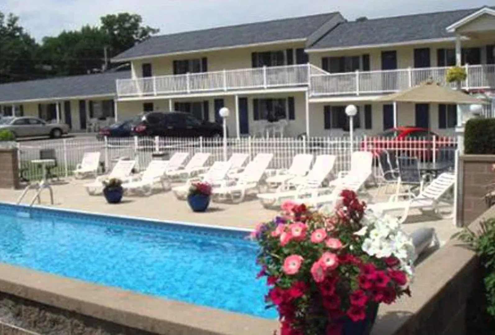 Footbridge Beach Motel