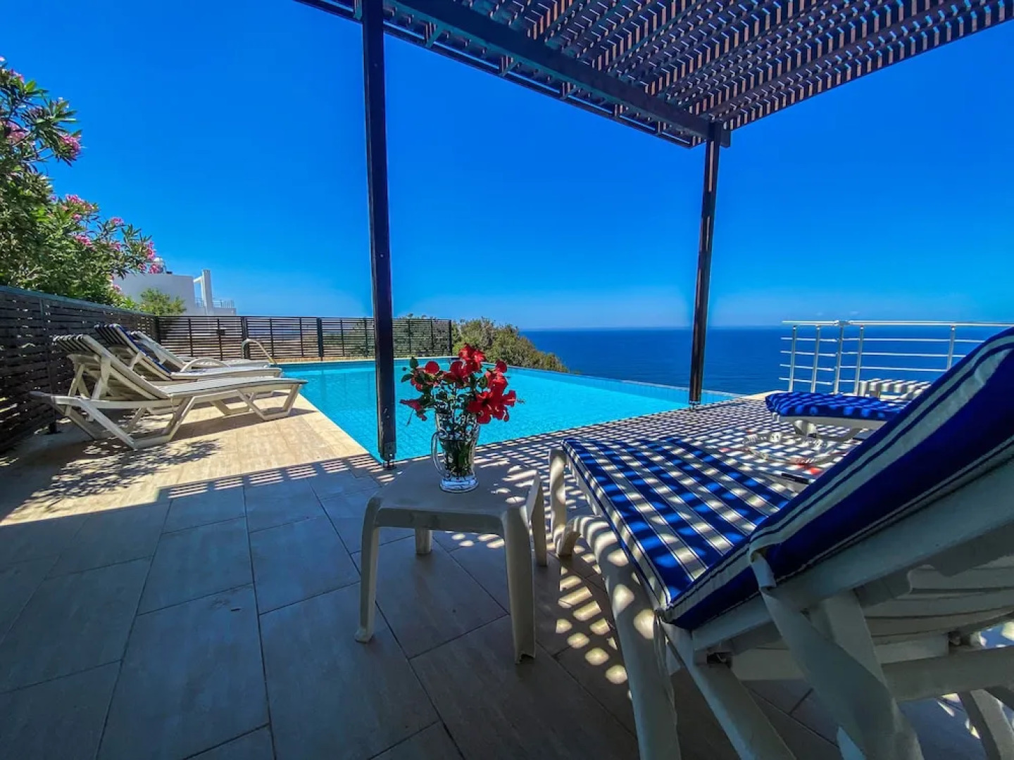 Sea Cliff Villa, 4 Beds, Sleeps 2- 8, Free Wifi,