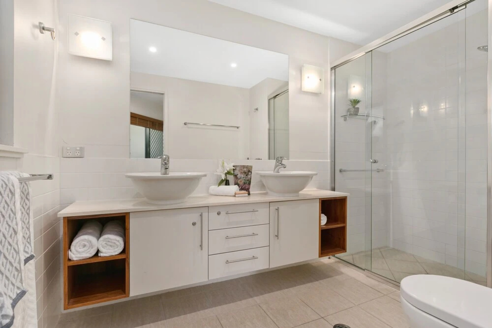 Beachfront Apartment with Ocean Views