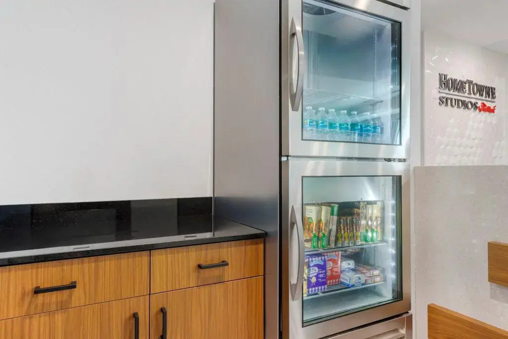 HomeTowne Studios by Red Roof Tampa - Airport