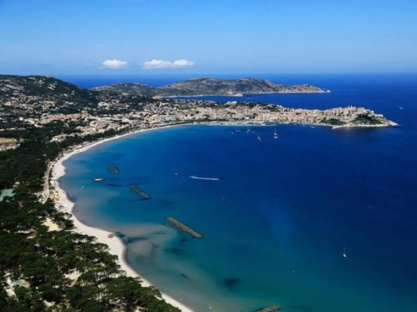 Mini villa climatisée - Vue mer - Mer à 50 m - Jardin et 2 terrasses 300 m2