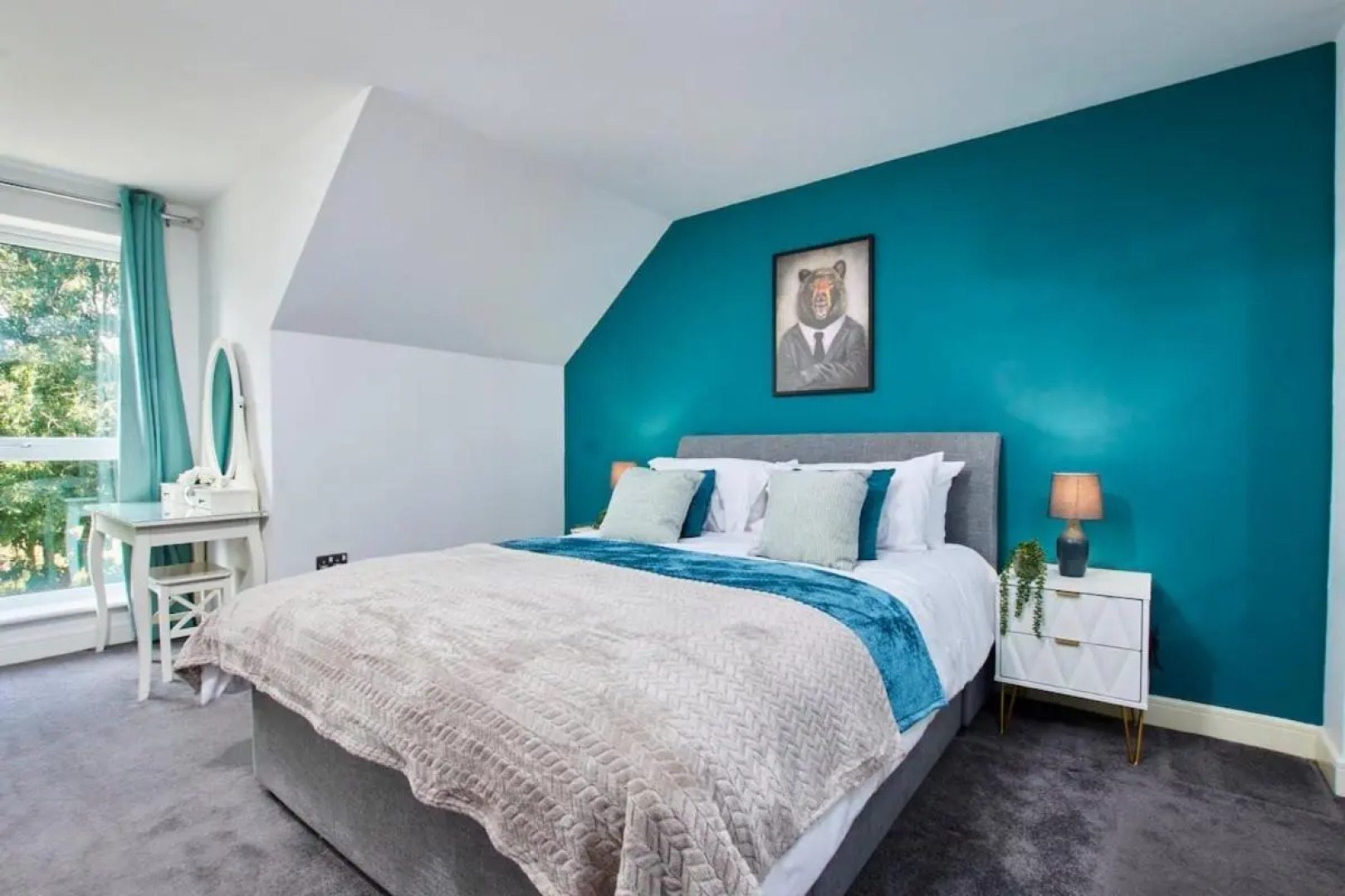 Stunning 4 Bedroom House - Parking And Garden