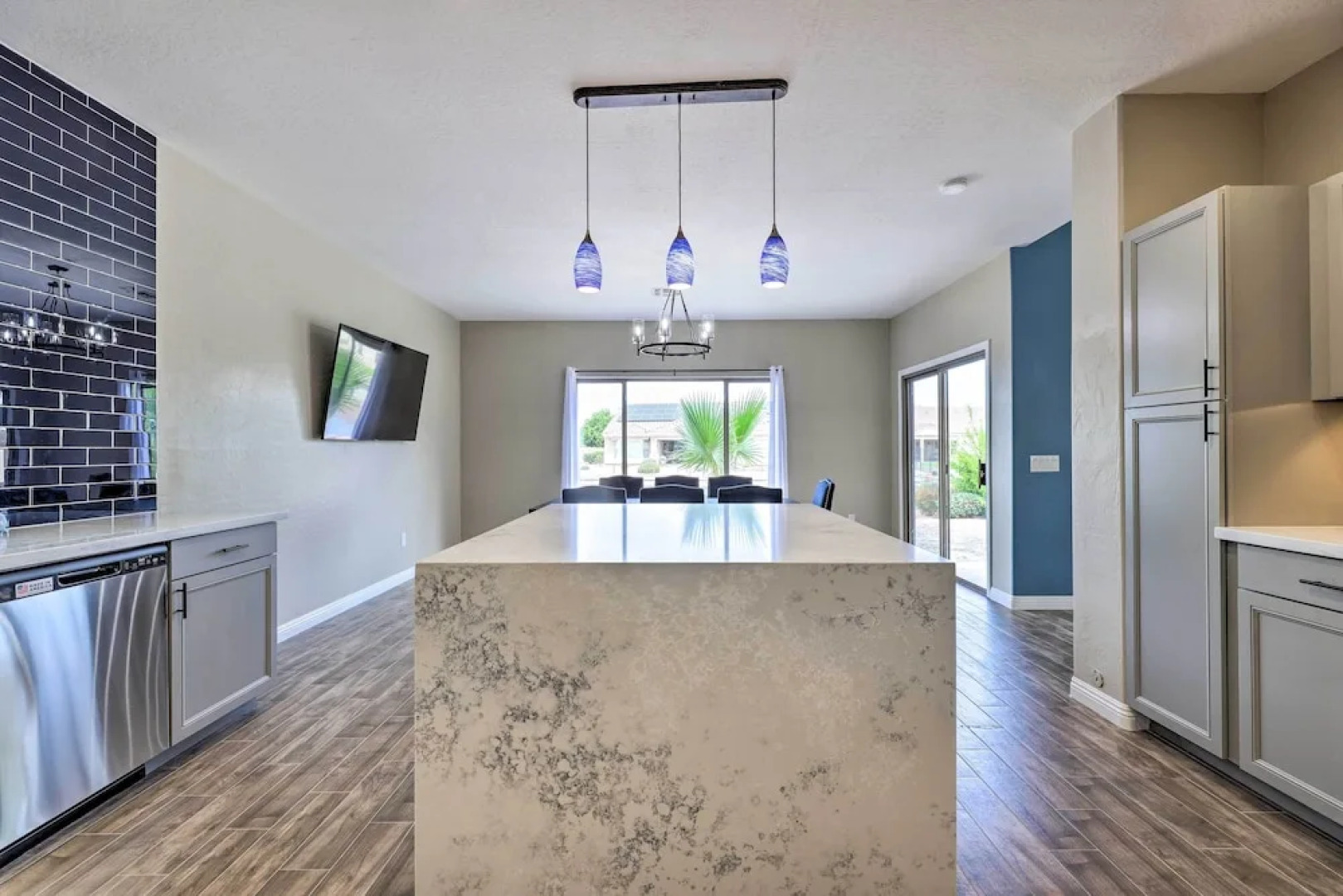 Beautiful Lakefront Peoria Home w/ Community Pool