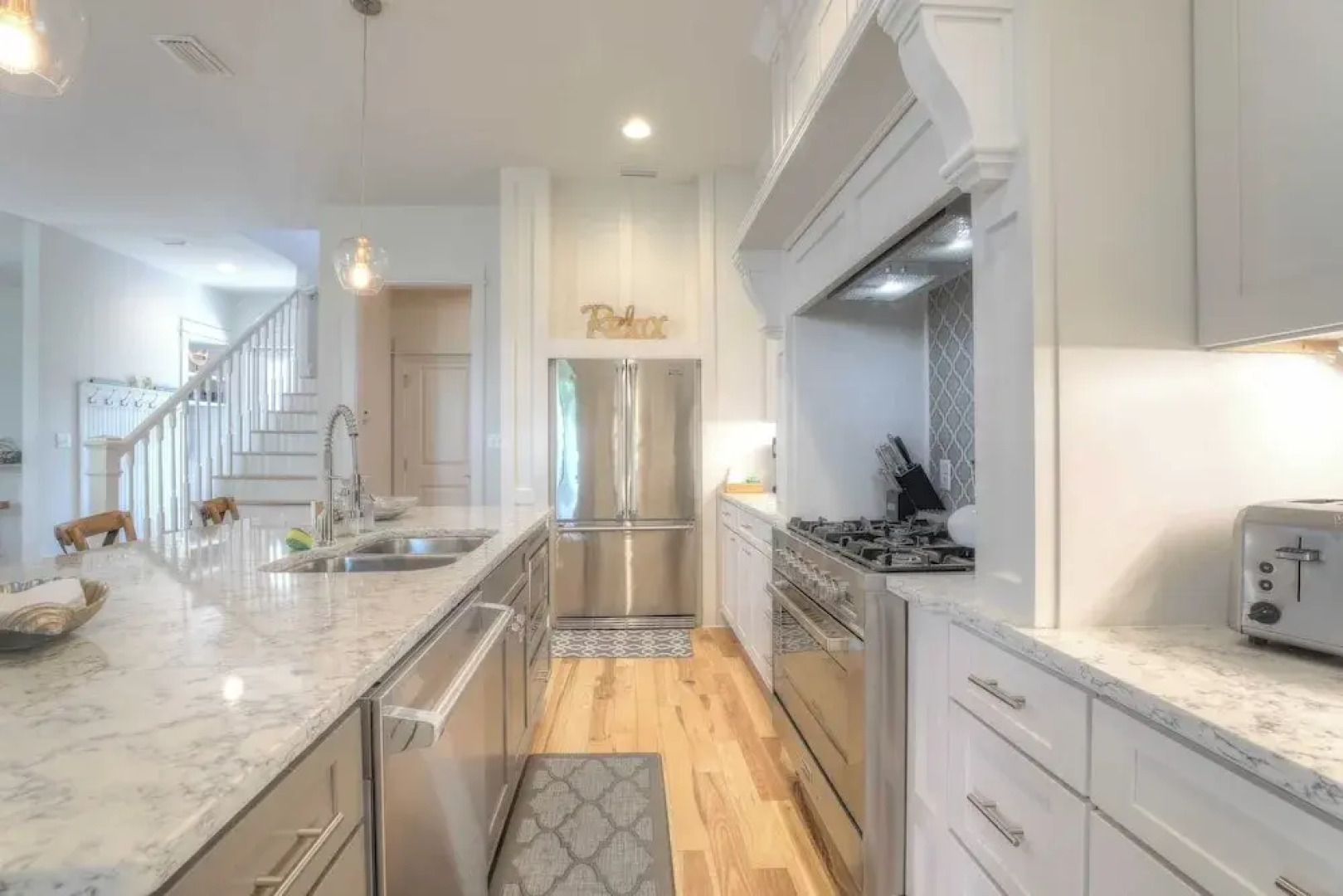 Dunn Inn 2 by Avantstay Walk to Beach, Pool Access, Sleeps 17!