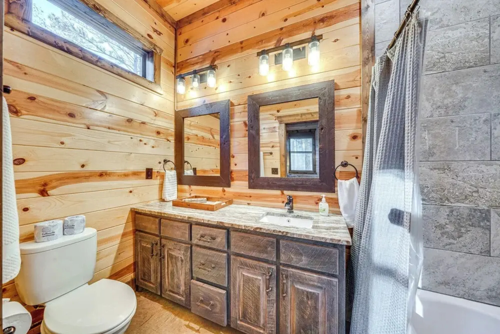 Hot Tub & Game Room: Spacious Cabin in Broken Bow!