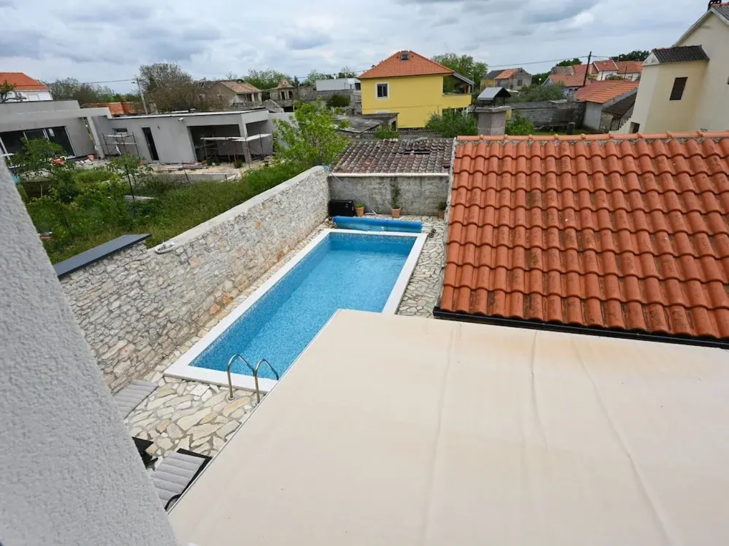 Home With Swimming Pool & Outdoor Kitchen