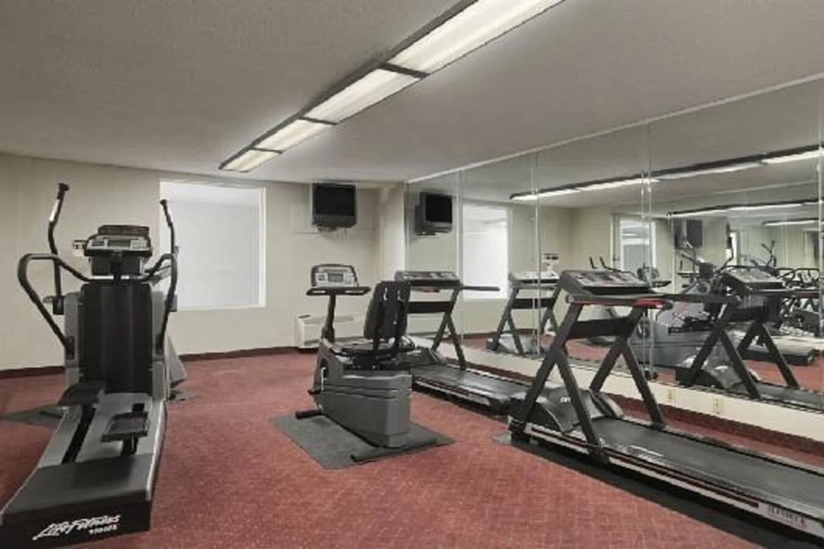 Days Inn & Suites by Wyndham Elyria