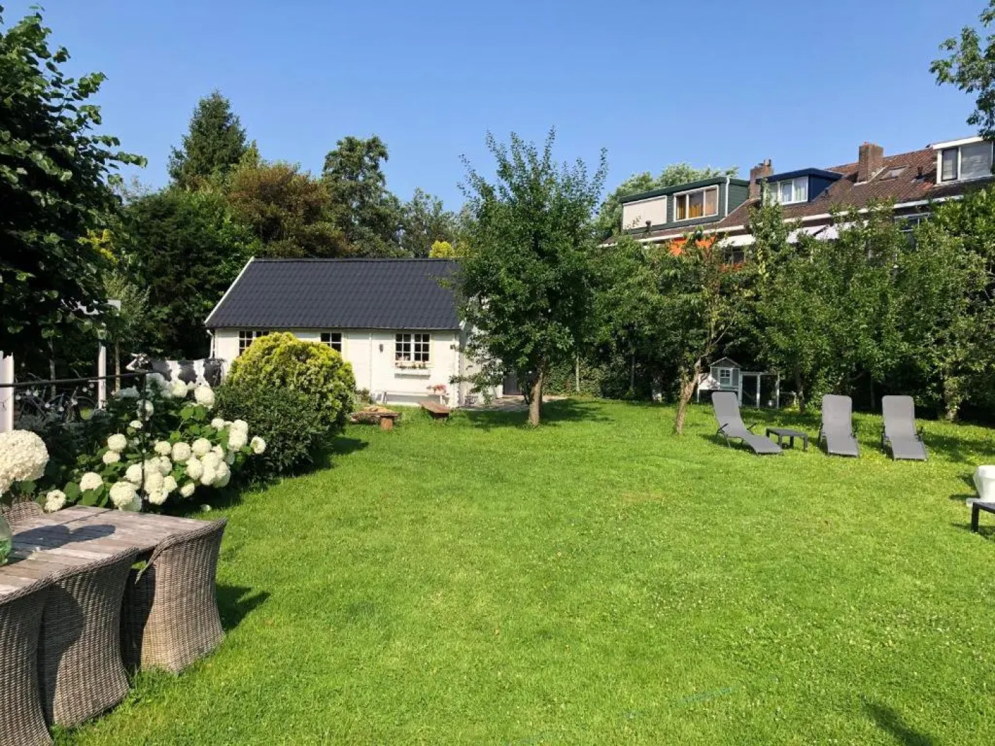 Tiny house in tuin van de statige villa Mariahof