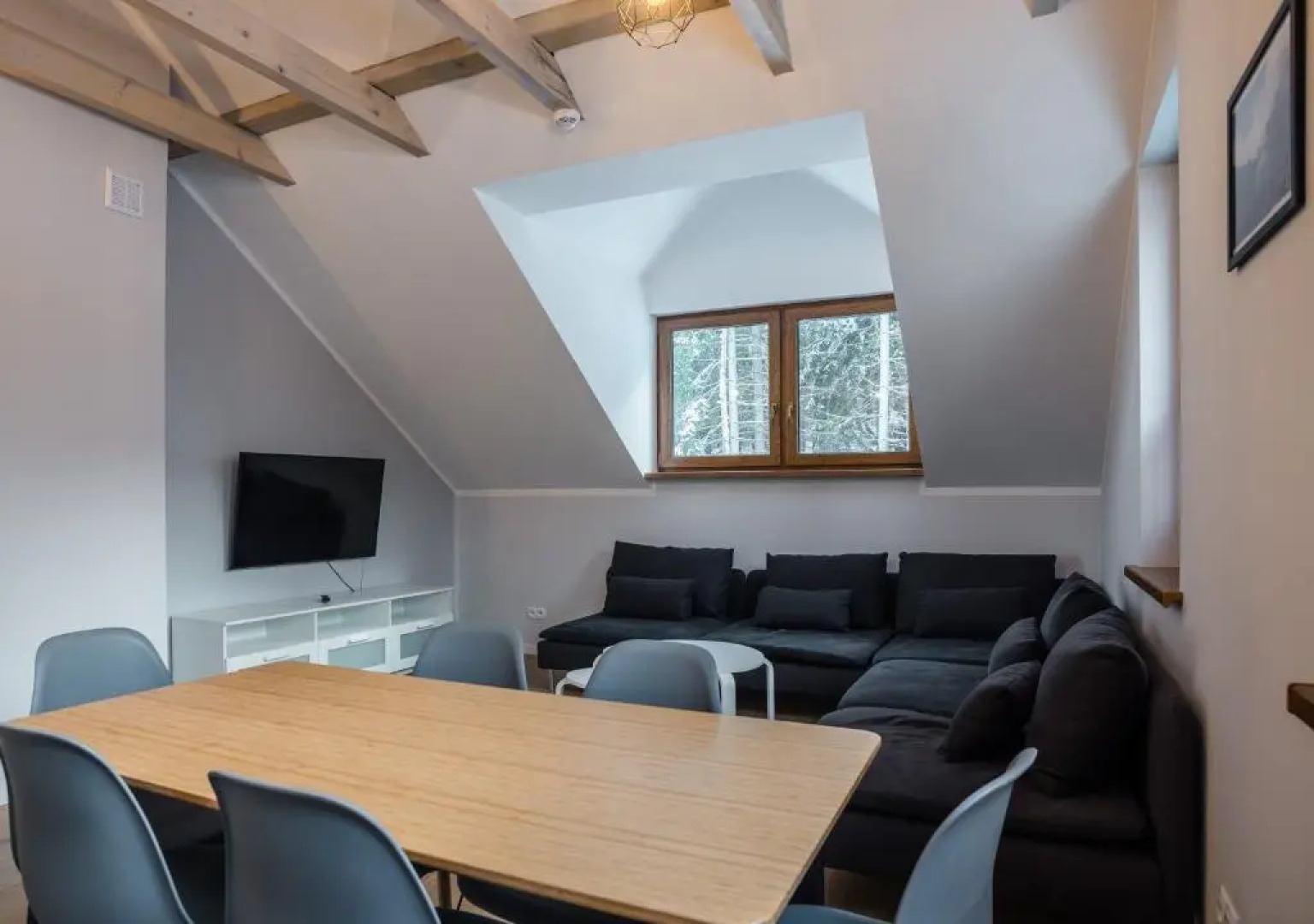 Aston -domek przy lesie, przestronny