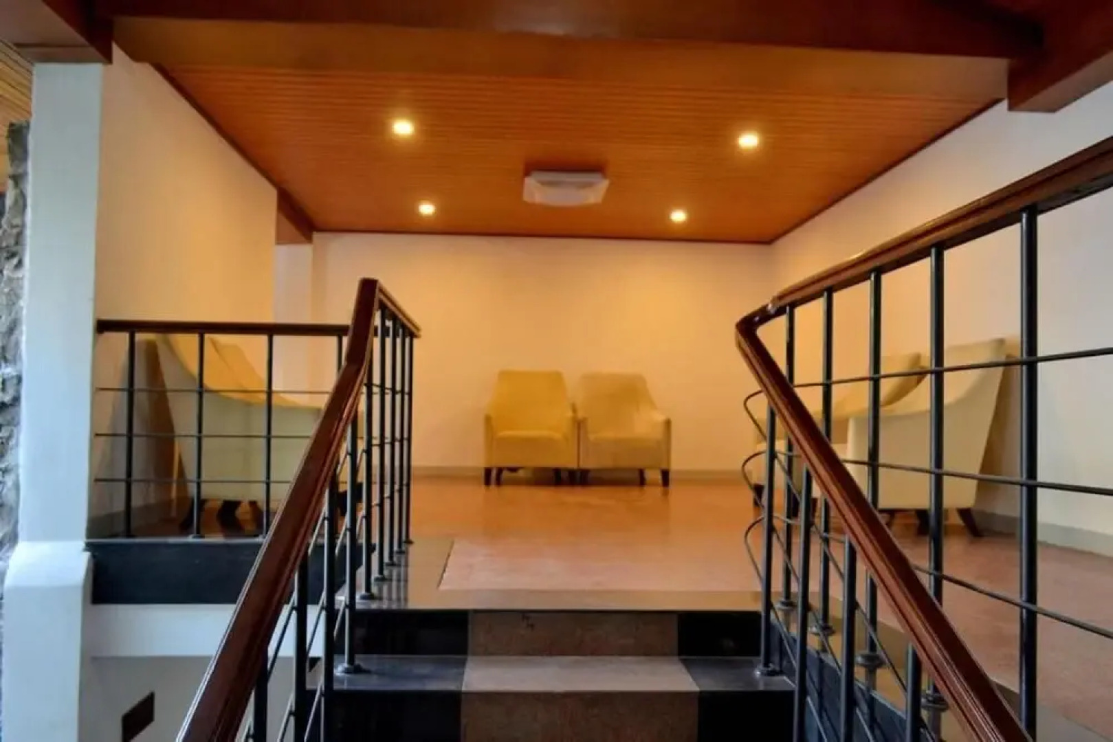 KYNROCK Airport Hotel