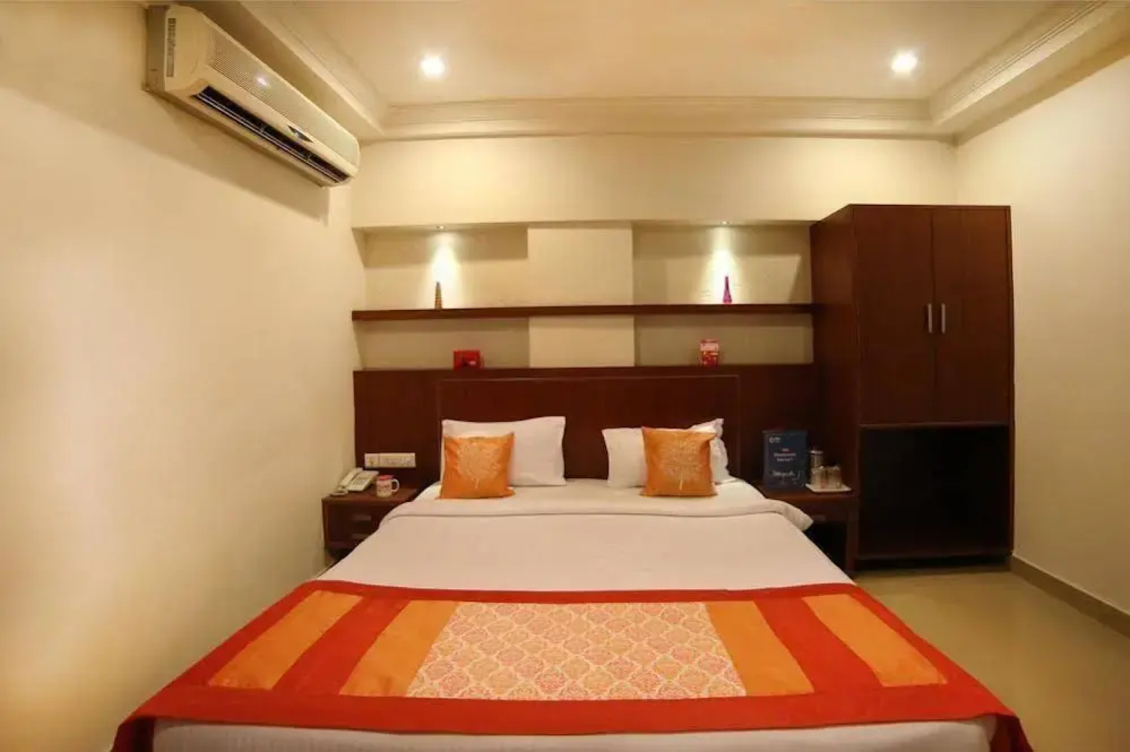 OYO Rooms Mahanadu Road Extension
