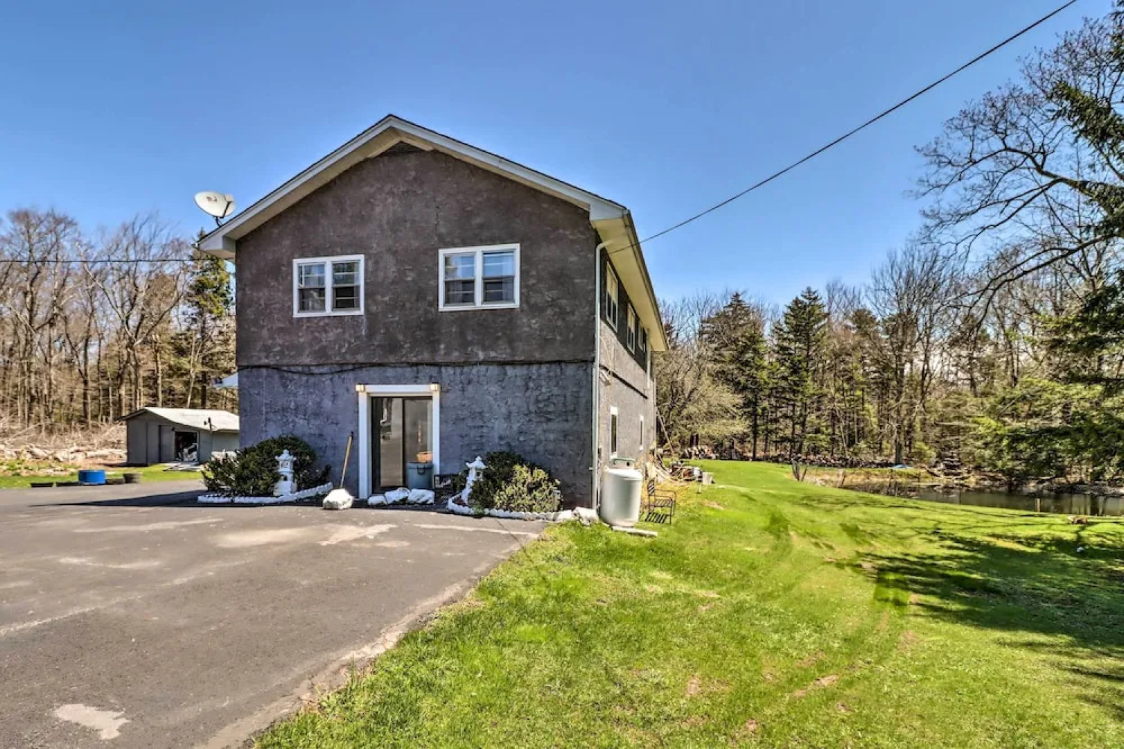 3 Mi to Lake: Spacious Tobyhanna Home & Guest Home
