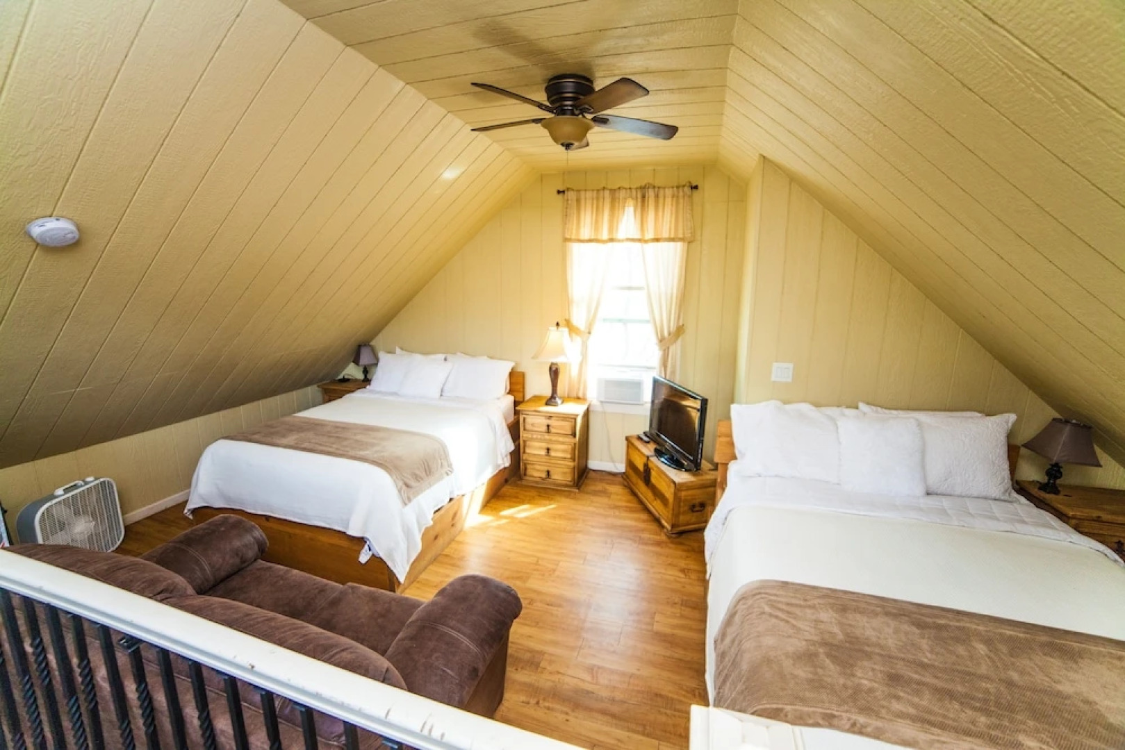 River Rd. Treehouses- Cardinal Casita 1 Bedroom 1 Bathroom Cabin