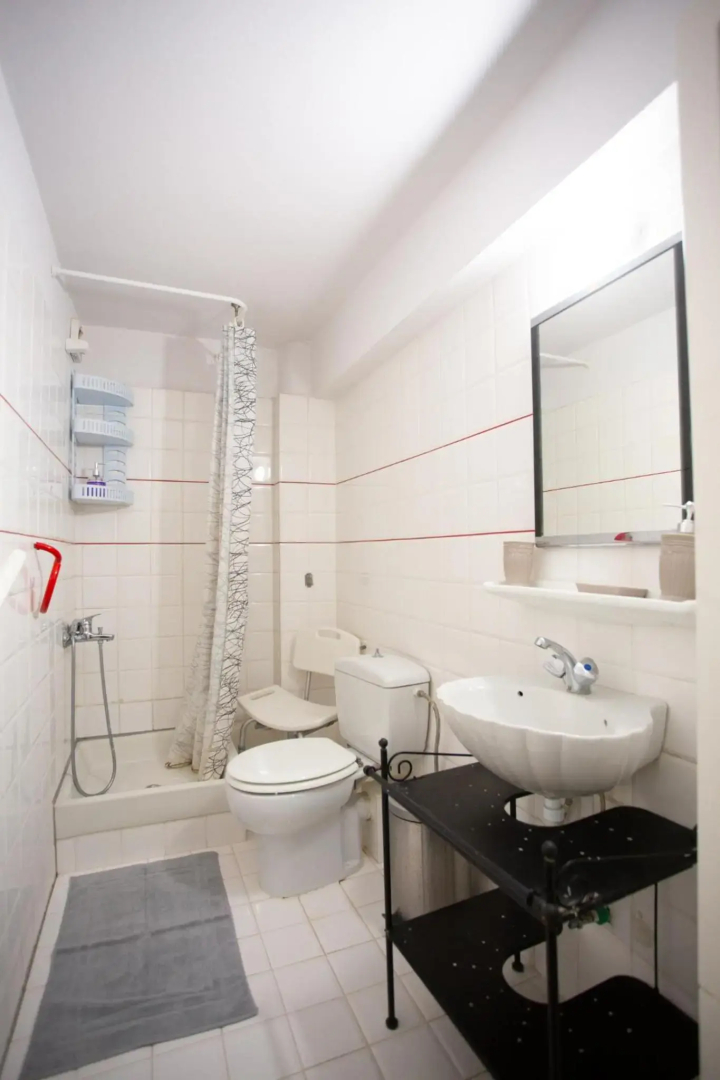 Traditional Apartment part of a Detached Villa on a luxurious Hill of Thessaloniki PANORAMA with a private garden with trees ,also available for Family and other gatherings and Kid's parties - under 13 , for less than 20 people alltogether