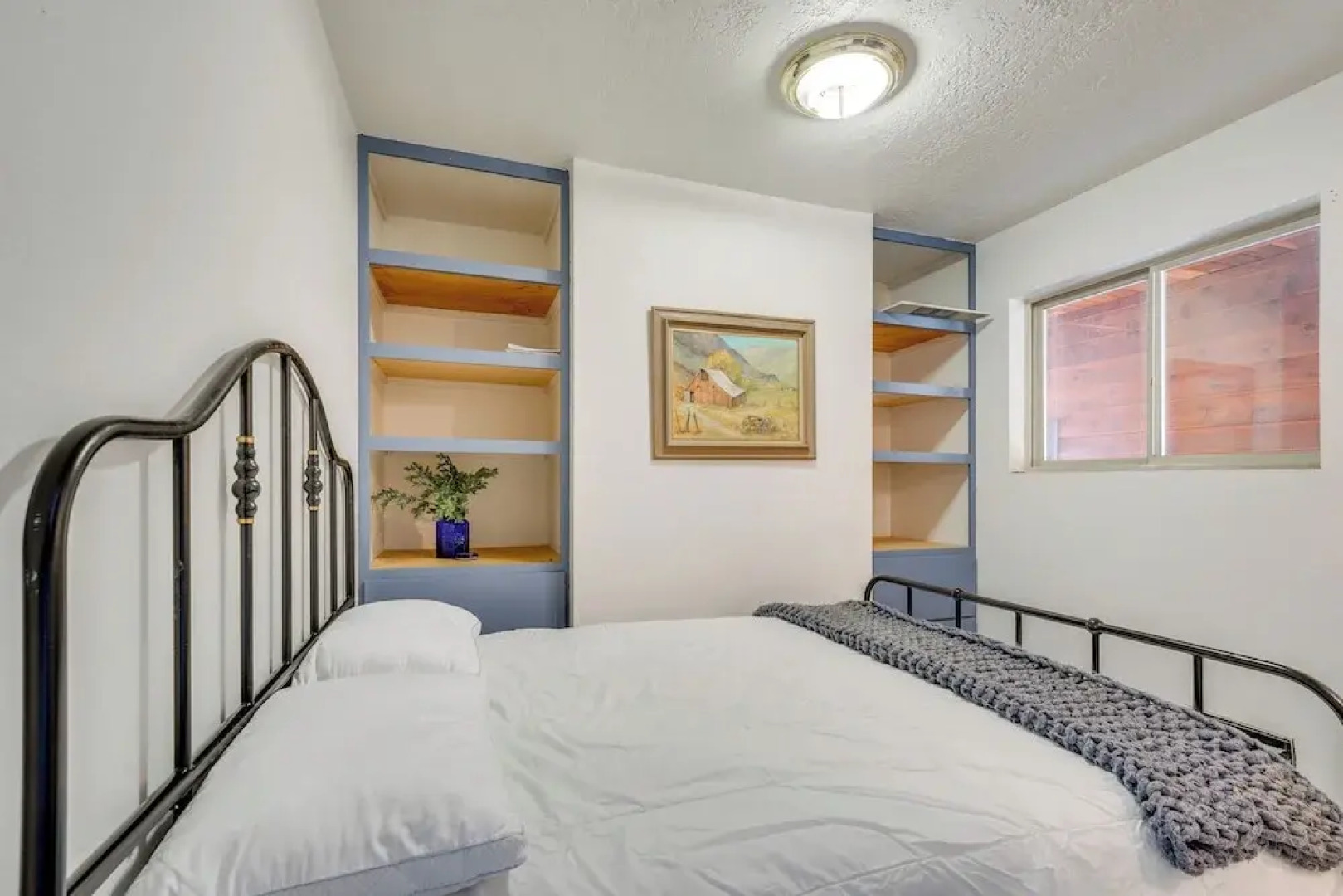 Mtn-view Getaway w/ Spacious Deck in Republic!