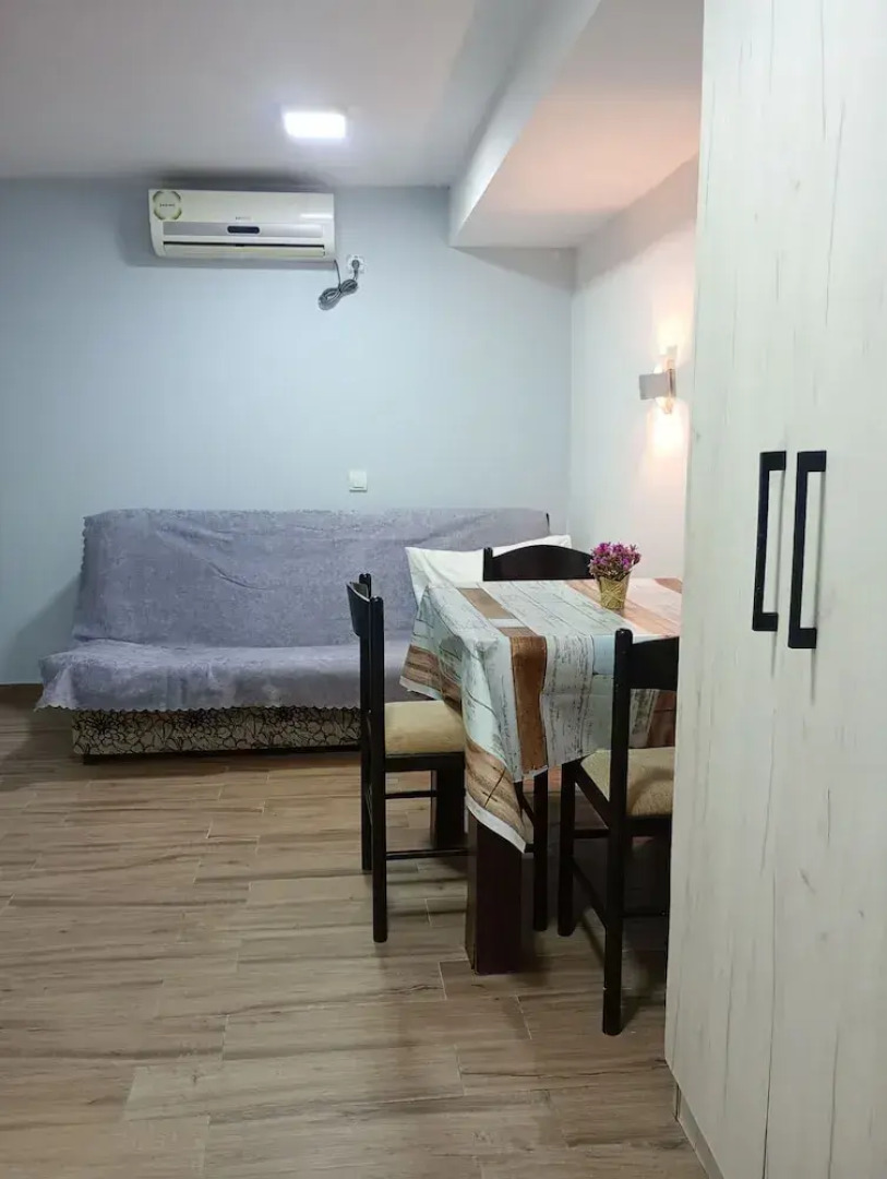 Sereni̇ta Stone House